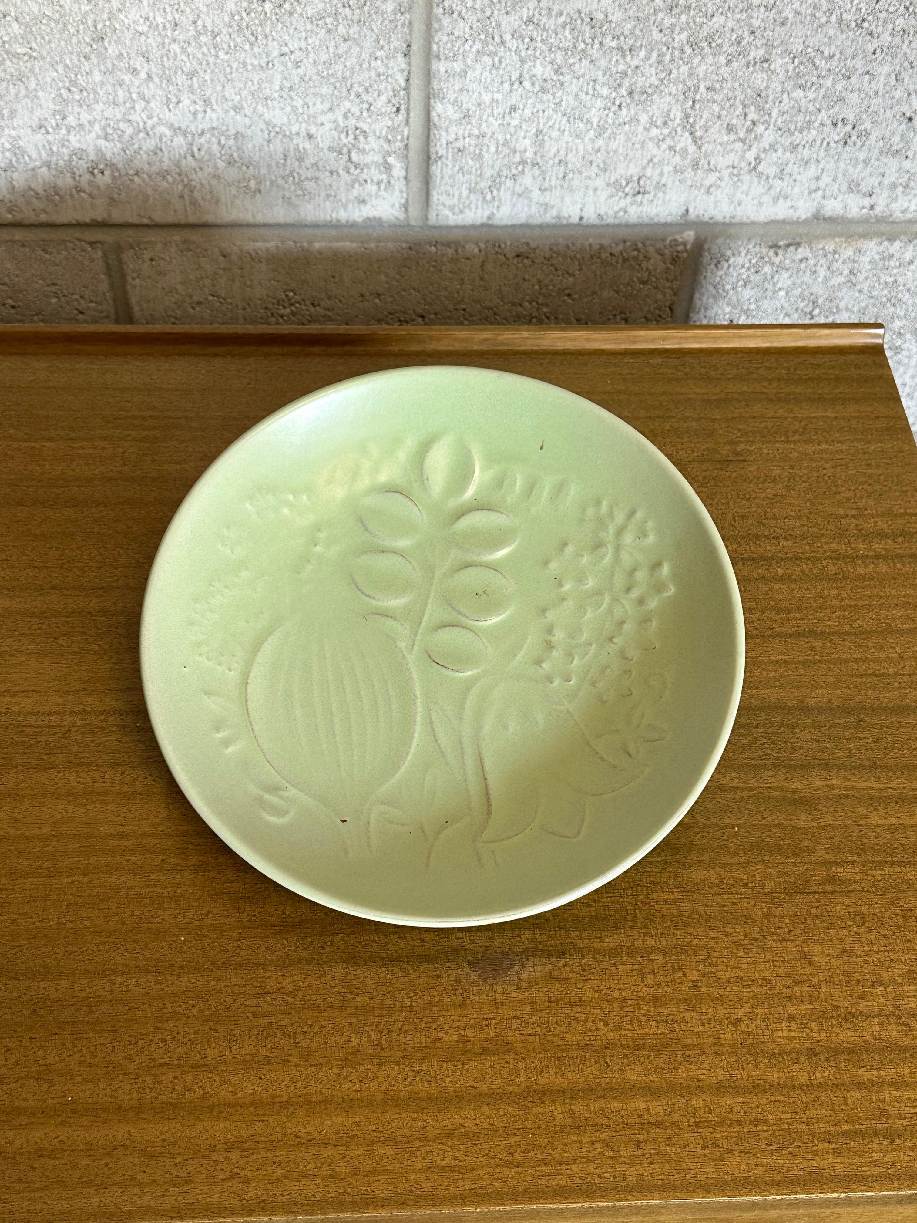 Nice plate or low bowl designed by Anna Lisa Thomson for Upsala Ekeby, produced in Sweden. Really nice color and shape, has an organic feel. Celadon color is fantastic. Can be hung on the wall.