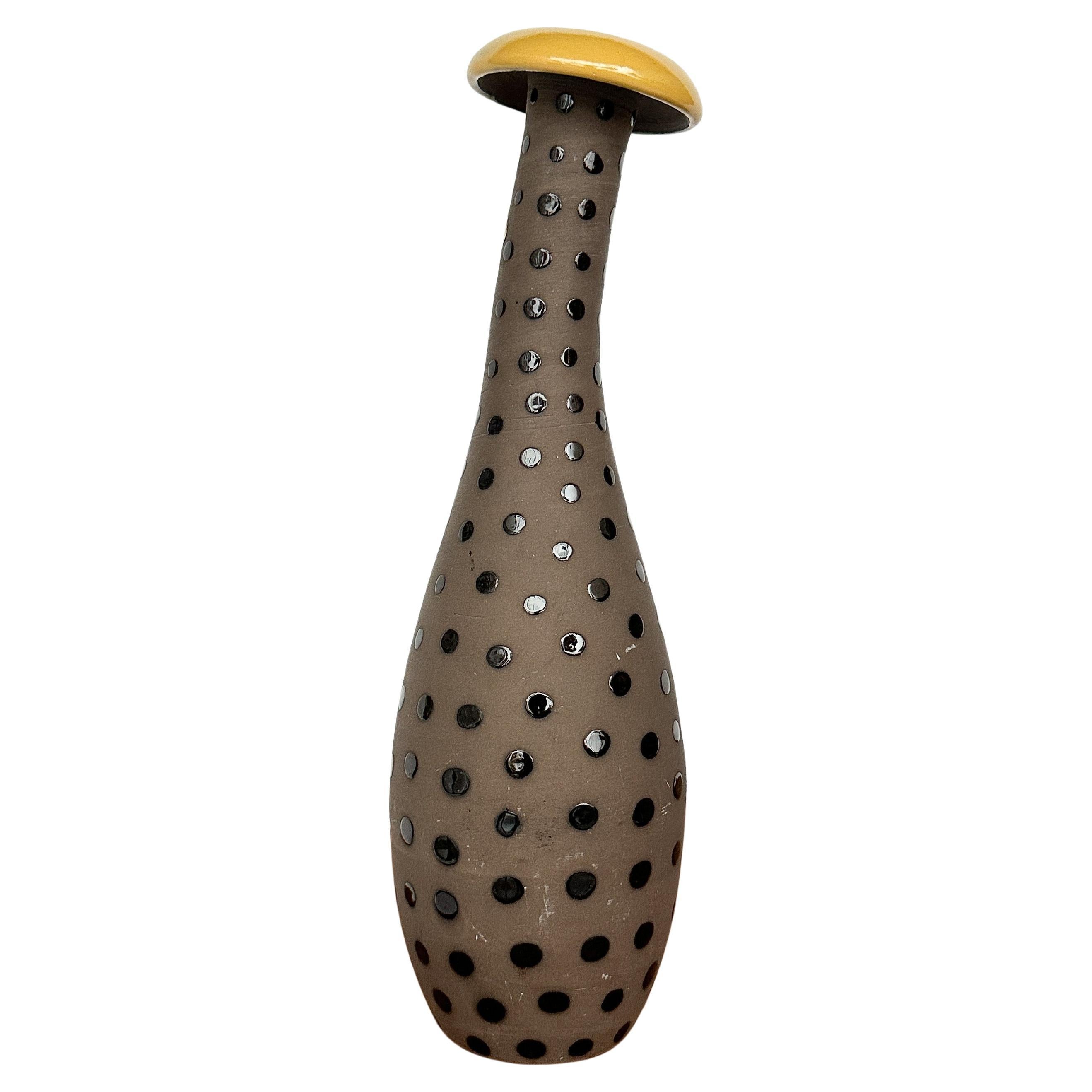Rare Anna-Lisa Thomson ‚Marina‘ vase in brown earthenware with black glossy dots and a yellow inner glaze. 

The Marina series was hand-crafted by Upsala Ekeby between 1950-54. 

Very good condition with a few signs of use and age. Still remains the