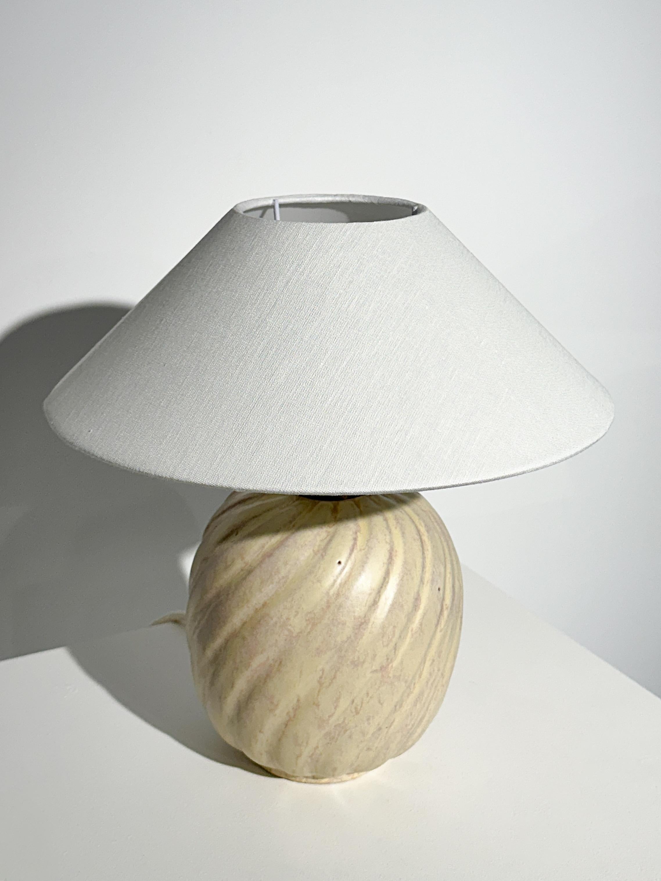 Anna Lisa Thomson Tischlampe Ekeby Keramik Schweden 1930er Jahre Wirbelglasur (Handgefertigt) im Angebot