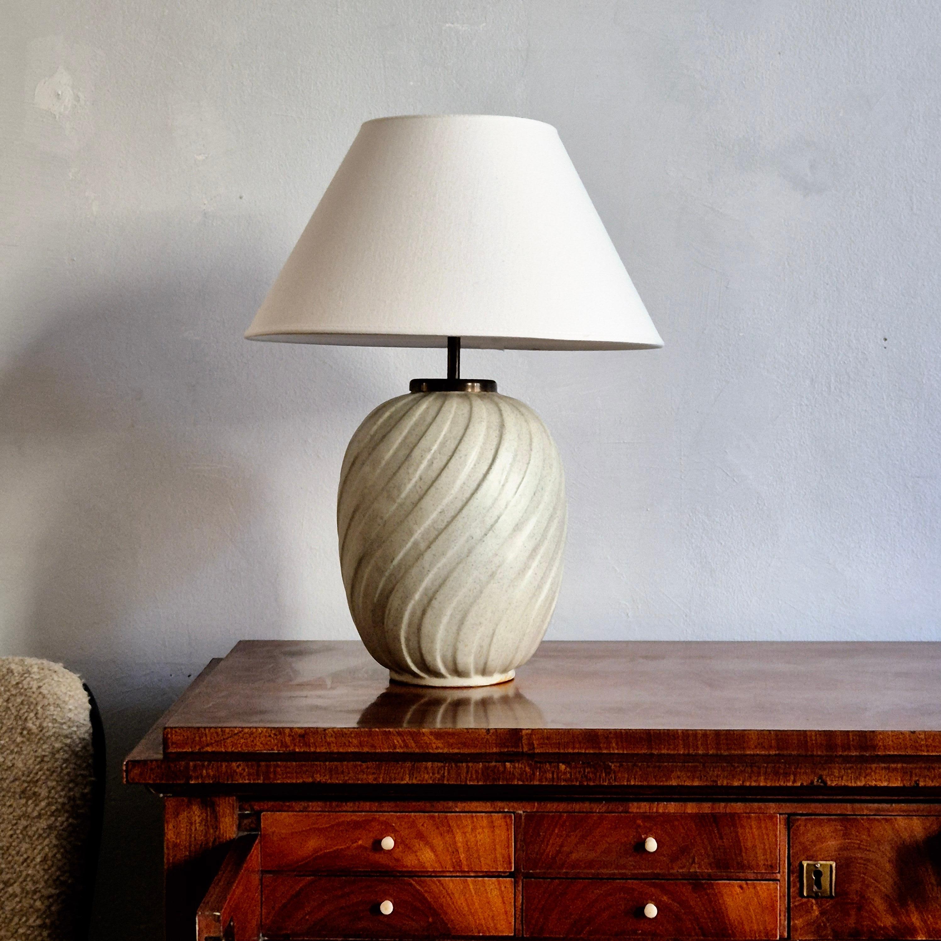 Table lamp in earthenware by Anna-Lisa Thomson for Upsala Ekeby, 1940/50s. Rewired with new lamp shade. 

In good condition, nice patina. Small signs of age and wear. This is one of Thomsons most appreciated designs.
