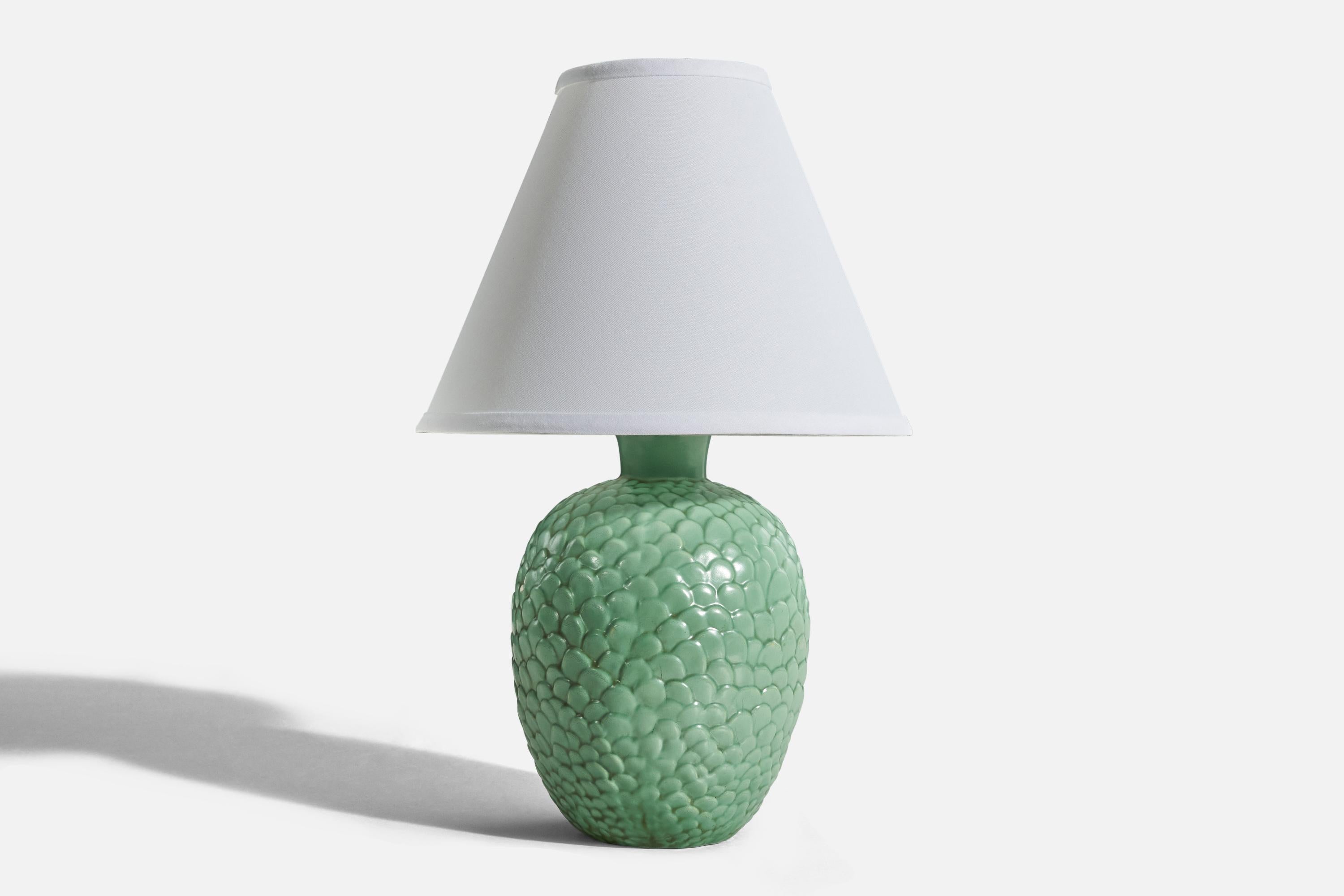Lampe de table en céramique émaillée verte, conçue par Anna-Lisa Thomson et produite par Gefle, Suède, années 1930. 

Vendu sans abat-jour. 
Dimensions de la lampe (pouces) : 11.62 x 6,5 x 6,5 (H x L x P)
Dimensions de l'abat-jour (pouces) :