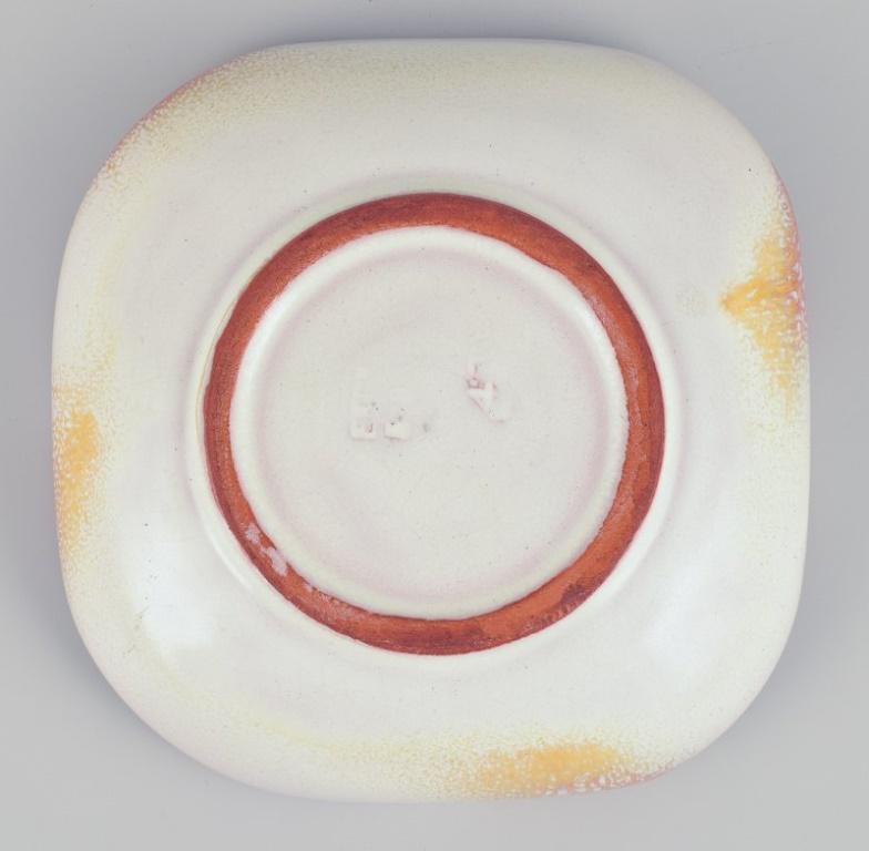 Anna-Lisa Thomson, Upsala Ekeby. Low ceramic bowl yellow and sand-colored glaze. In Good Condition For Sale In Copenhagen, DK