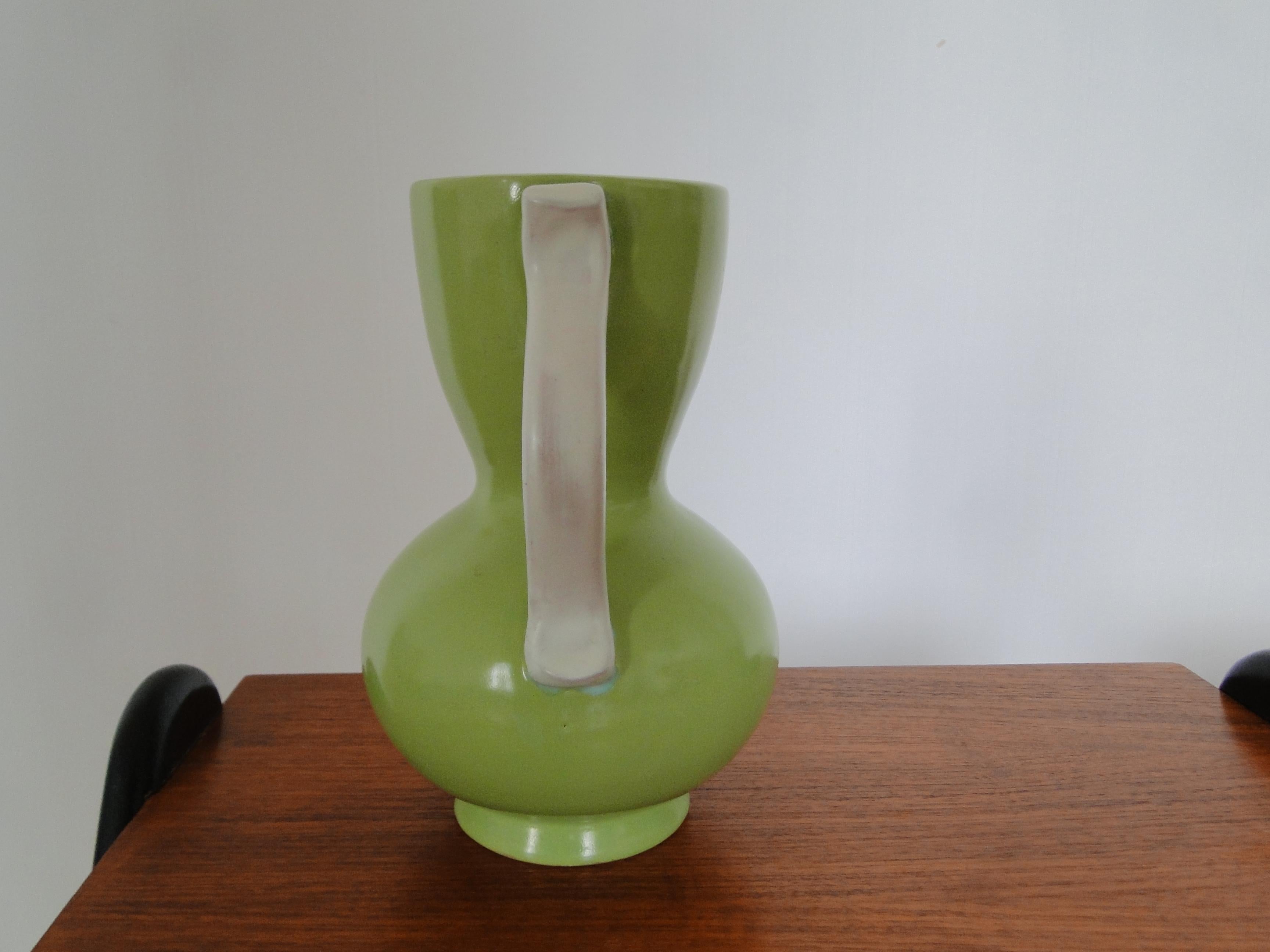 Un vase inhabituel du début de la période moderniste en amande verte et blanche. 

Conçu par Anna-Lisa Thomson, pour Upsala-Ekeby, Suède, 1940. Estampillé.

Très bon état.

Mesures : Hauteur : 20cm
Largeur : 16cm
Profondeur : 12 cm.


