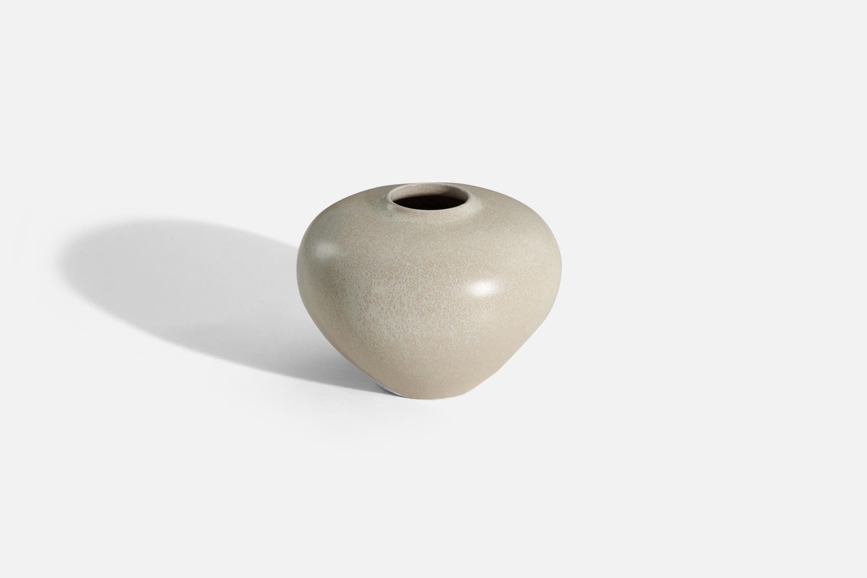 Organic Modern Anna-Lisa Thomson, Vase, Beige-Glazed Ceramic, Upsala-Ekeby, Sweden, 1940s For Sale