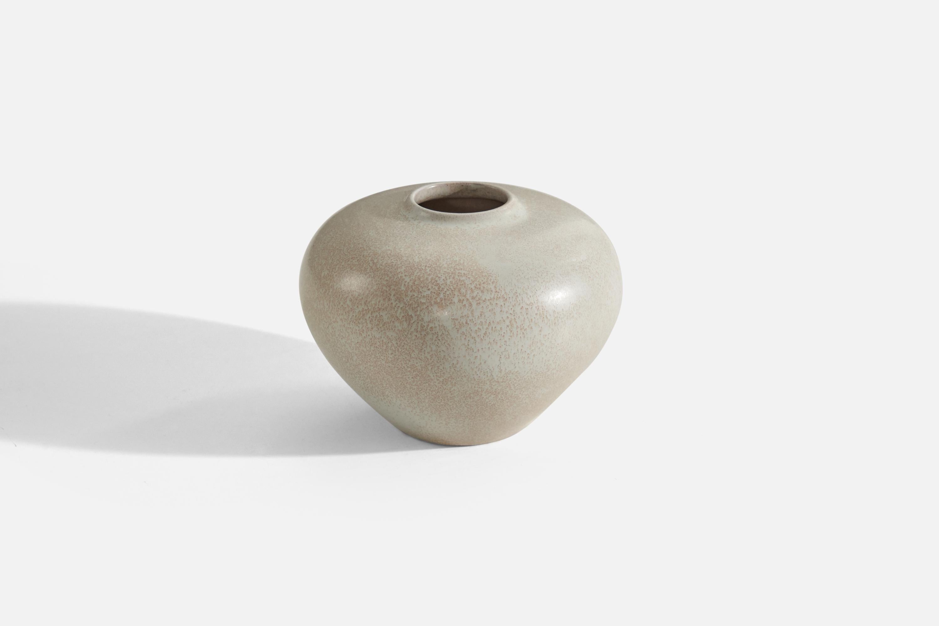 Anna-Lisa Thomson, Vase, Beige-Glazed Ceramic, Upsala-Ekeby, Sweden, 1940s In Good Condition For Sale In High Point, NC