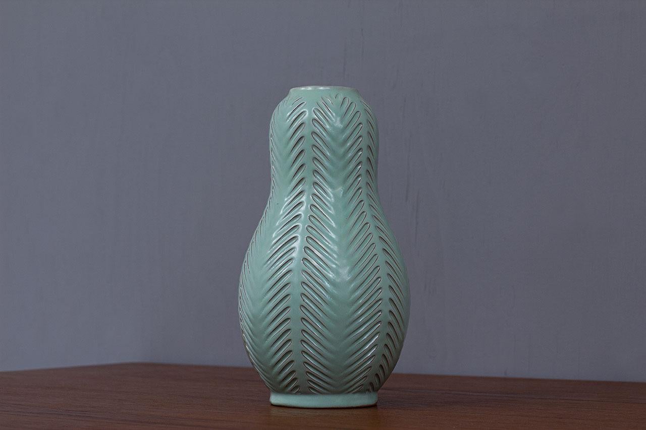 Beautiful ceramic vase in a gourd shape. Made by Anna-Lisa Thomson for
Upsala Ekeby. Manufactured in Sweden during the 1940s. 
Made from earthenware with incised pattern. Celadon glaze.
Marked “Ekeby 438 ALT”. 

Measure: Height is 25cm.

Vase