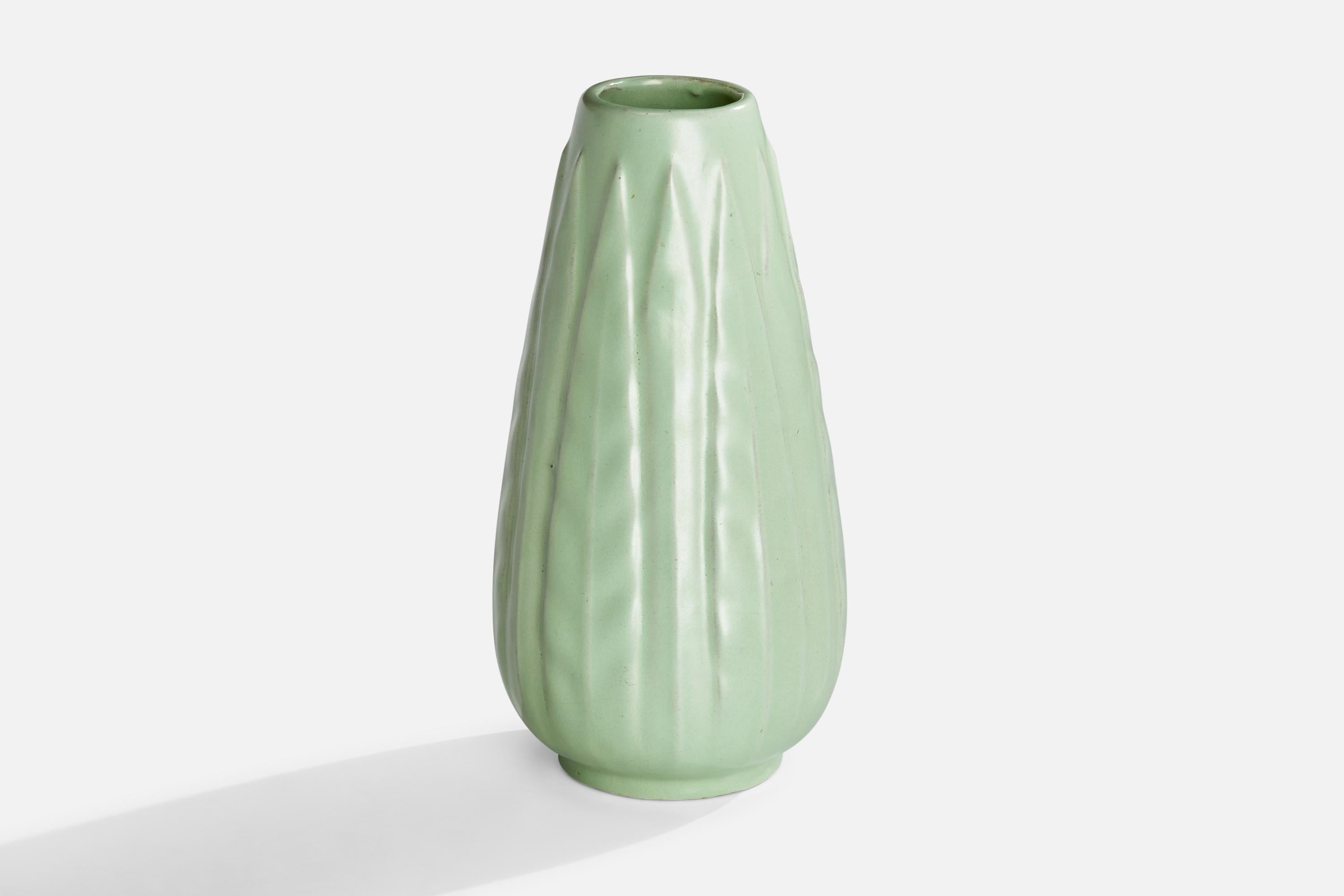 Vaso di terracotta smaltata verde disegnato da Anna-Lisa Thompson e prodotto da Upsala Ekeby, Svezia, anni '30.
