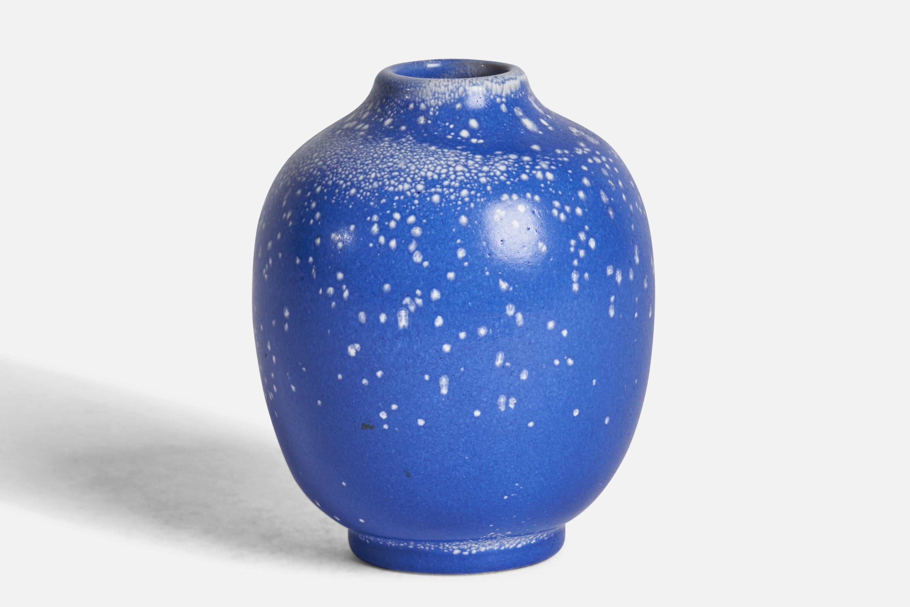 Eine blau-weiß glasierte Steingutvase, entworfen von Anna-Lisa Thomson und hergestellt von Upsala Ekeby, Schweden, 1930er Jahre.