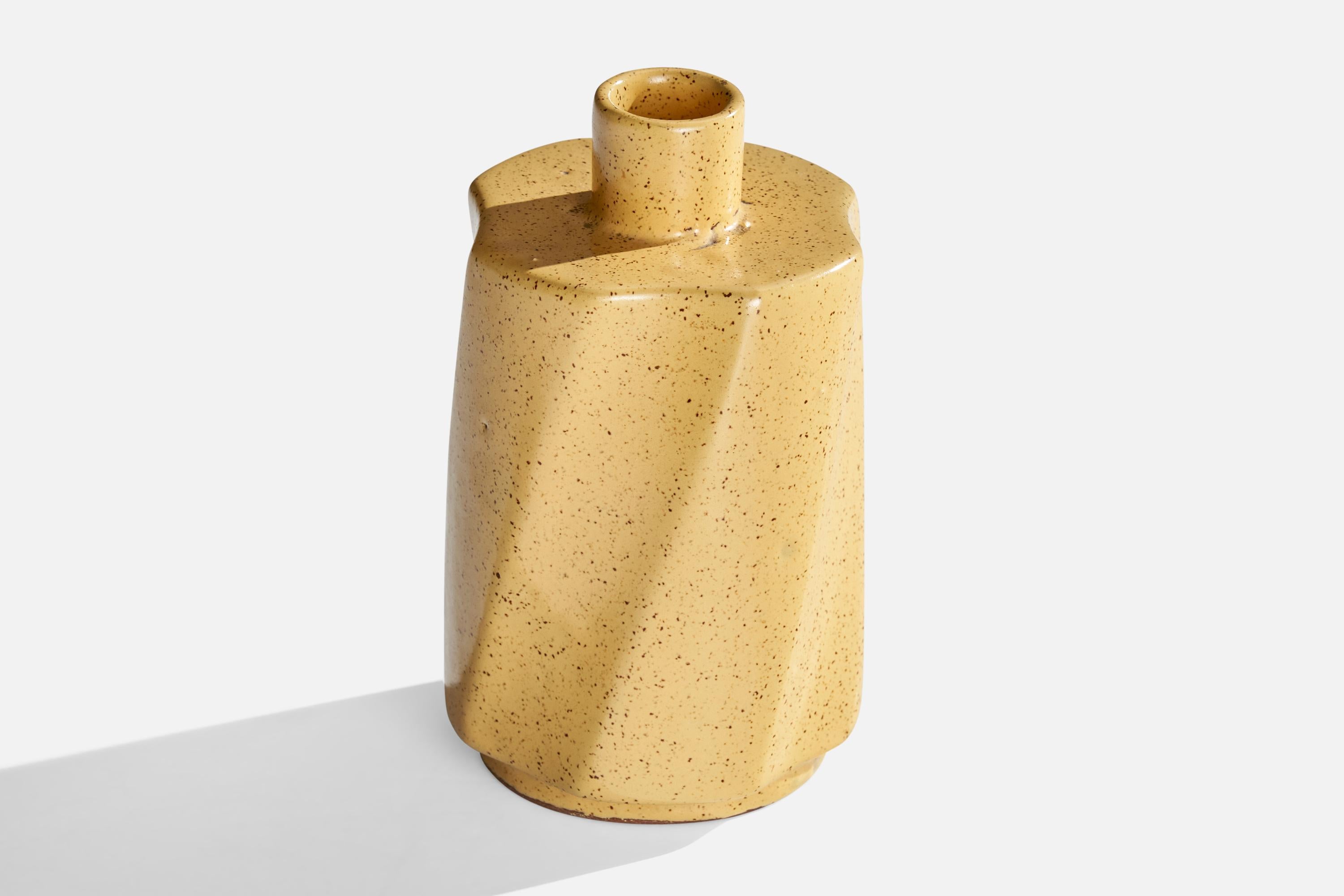 Jarrón de loza vidriada en amarillo diseñado por Anna-Lisa Thomson y producido por Upsala Ekeby, Suecia, años 30.

