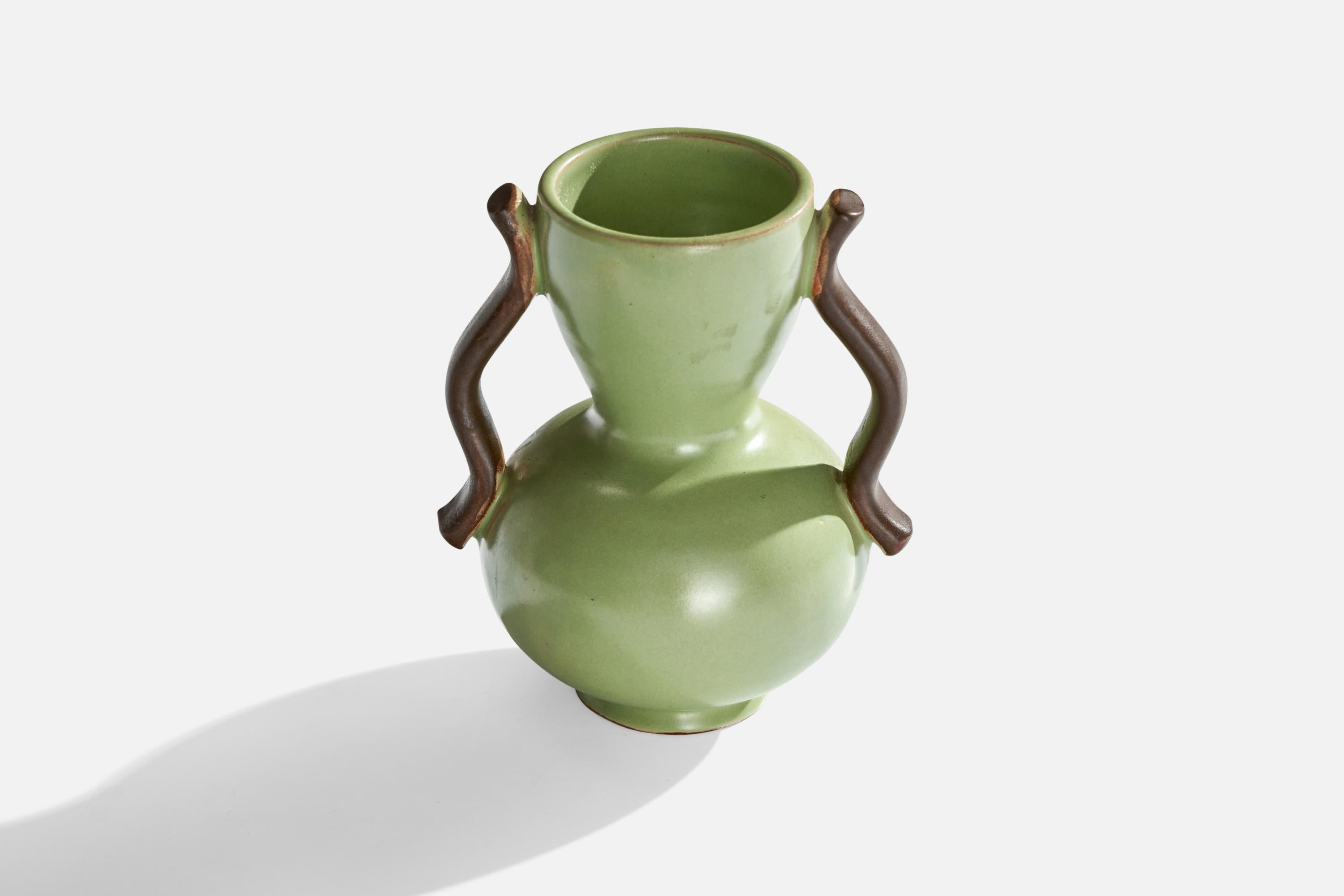 Jarrón de loza vidriada en marrón y verde, diseñado por Anna-Lisa Thomson y producido por Upsala Ekeby, Suecia, años 30.

Marca en el cuerpo probablemente relacionada con la producción.



