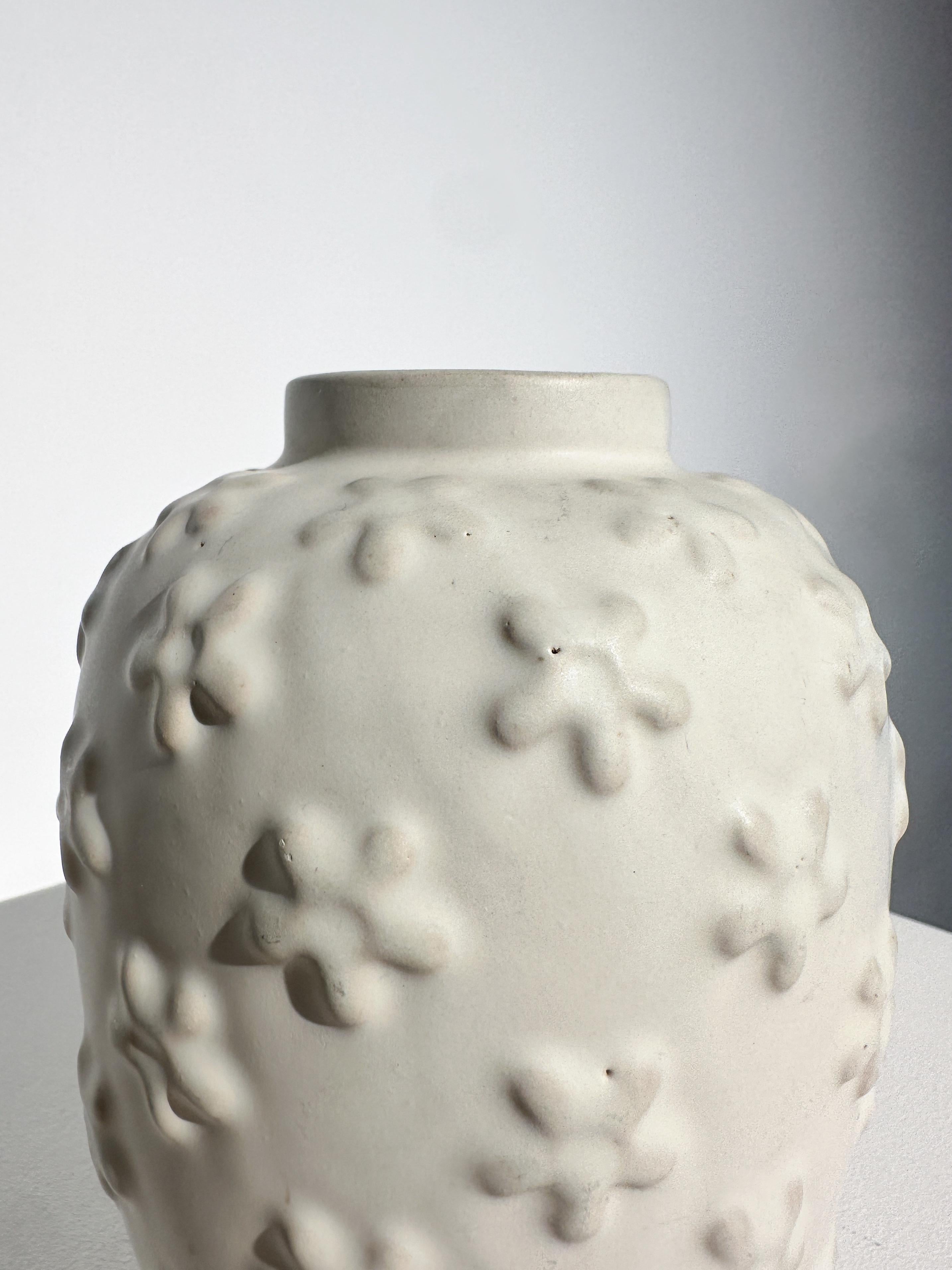 Anna Lisa Thomson Vase Ekeby Sweden Flower Relief White Glaze15  1930s In Good Condition For Sale In Basel, BS