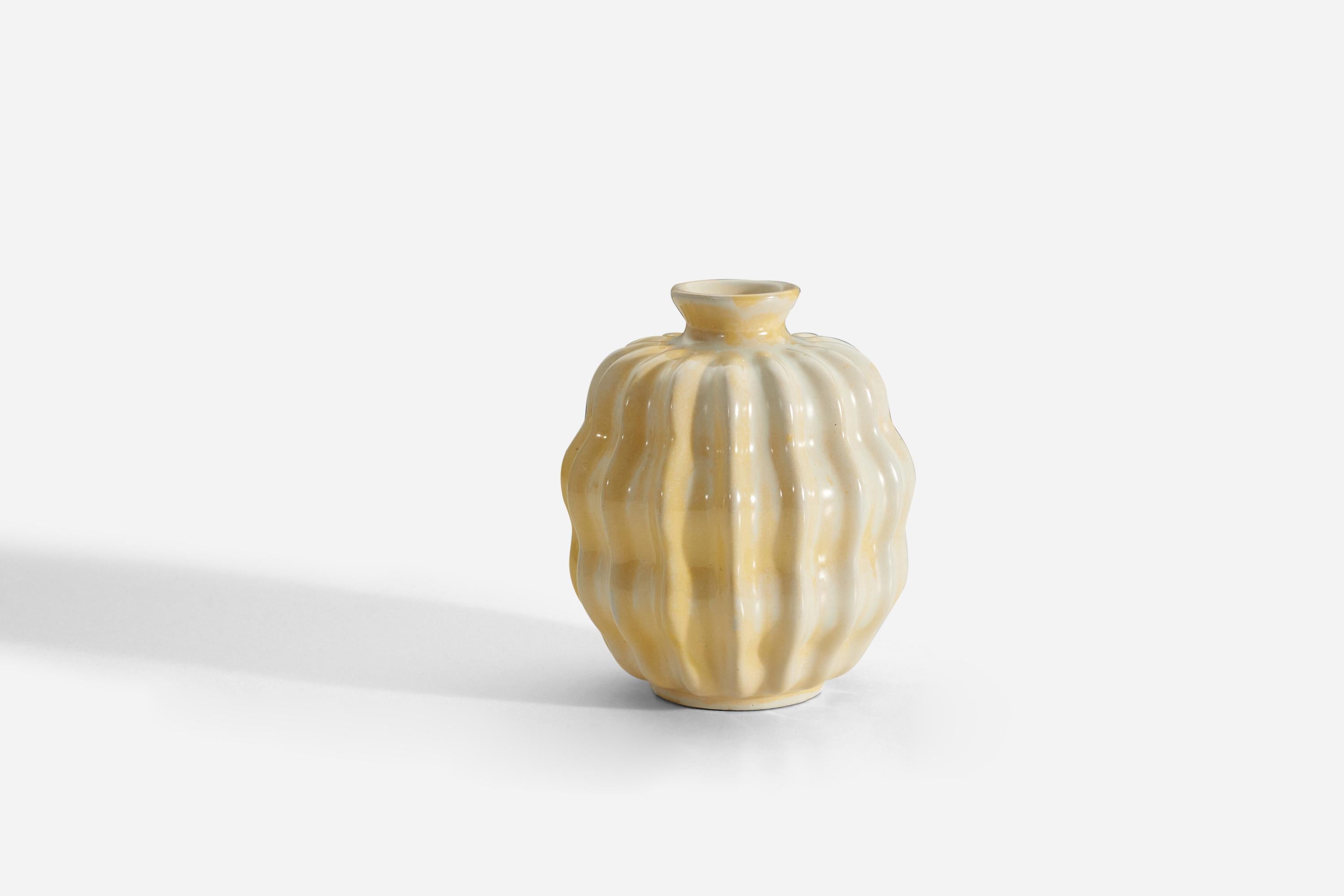 Vase aus gelb-weiß glasiertem Steingut, entworfen von Anna-Lisa Thomson, für Upsala-Ekeby, Schweden, 1940er Jahre. Unterschrieben. 
 