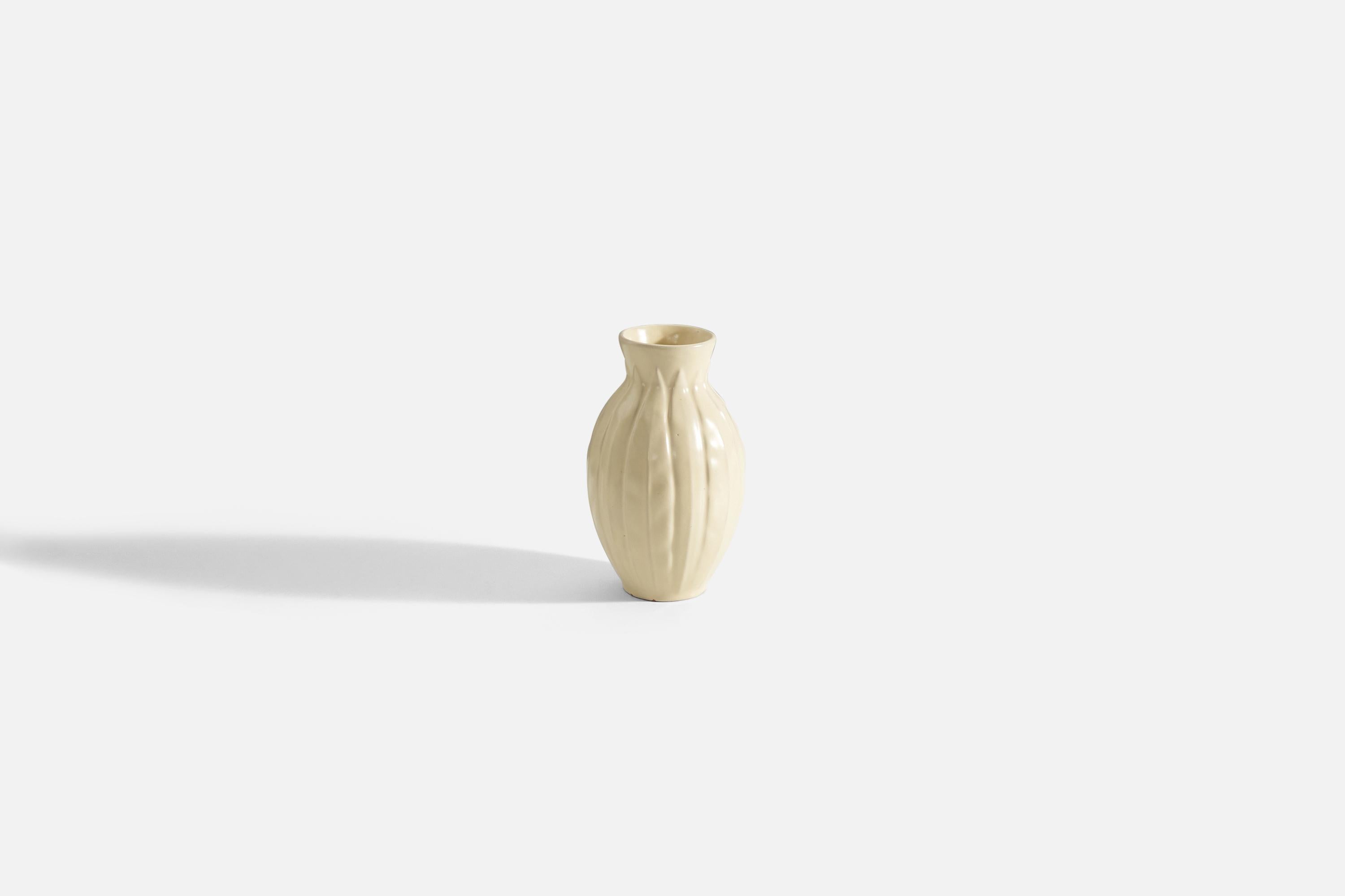 Un premier vase crème/jaune conçu par Anna-Lisa Thomson, pour Upsala-Ekeby, Suède, années 1940. Signé à la base. 

.