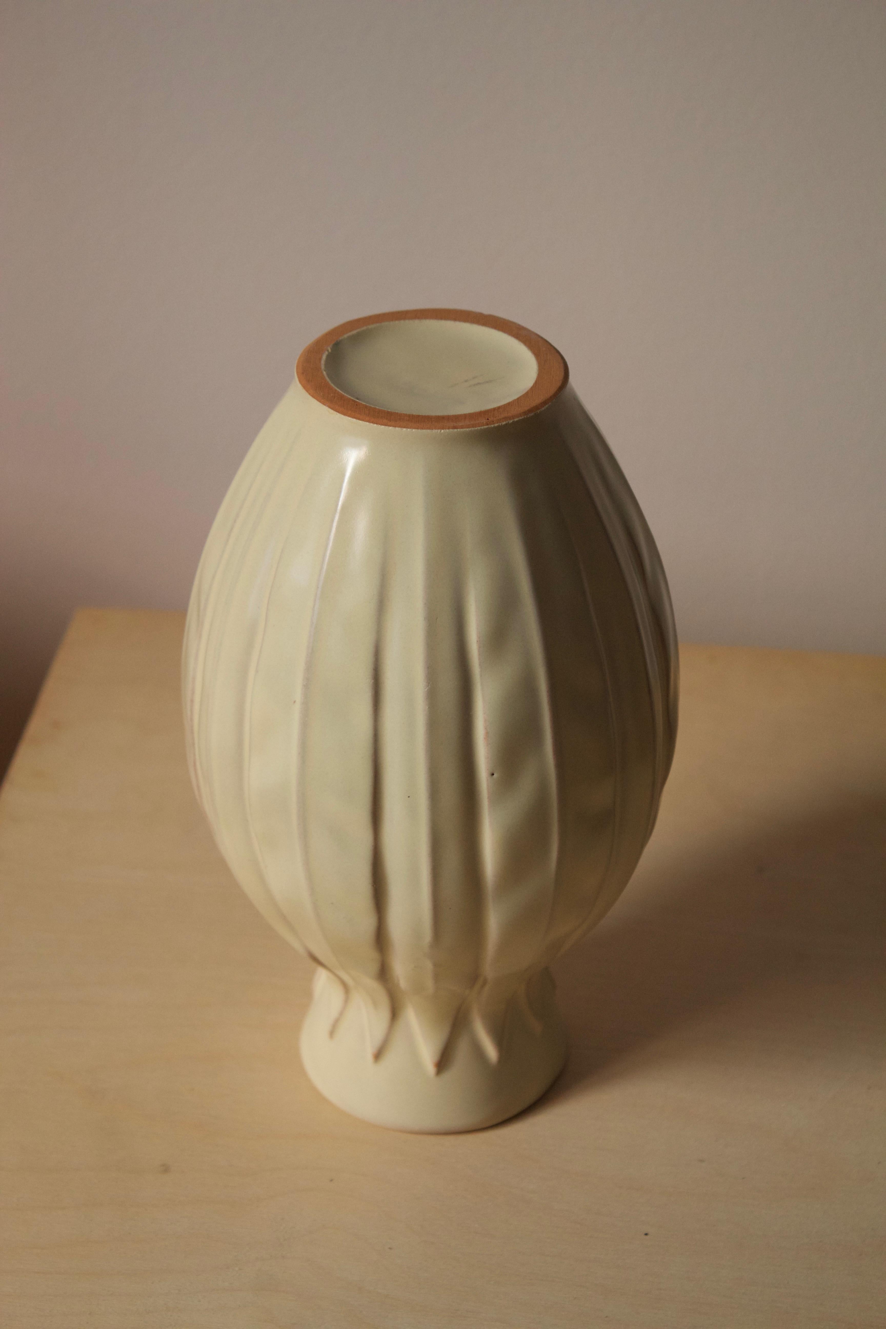 Anna-Lisa Thomson, Vase, Glazed Stoneware, Upsala-Ekeby Sweden, 1940s In Good Condition In High Point, NC