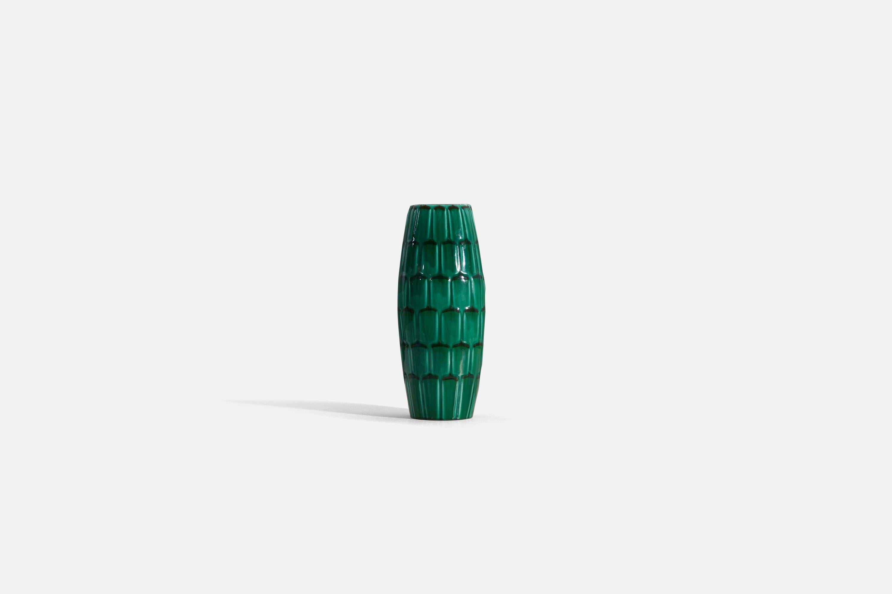 Un grand vase en faïence émaillée verte conçu par Anna-Lisa Thomson, pour Upsala-Ekeby, Suède, années 1940. Signé en dessous.

