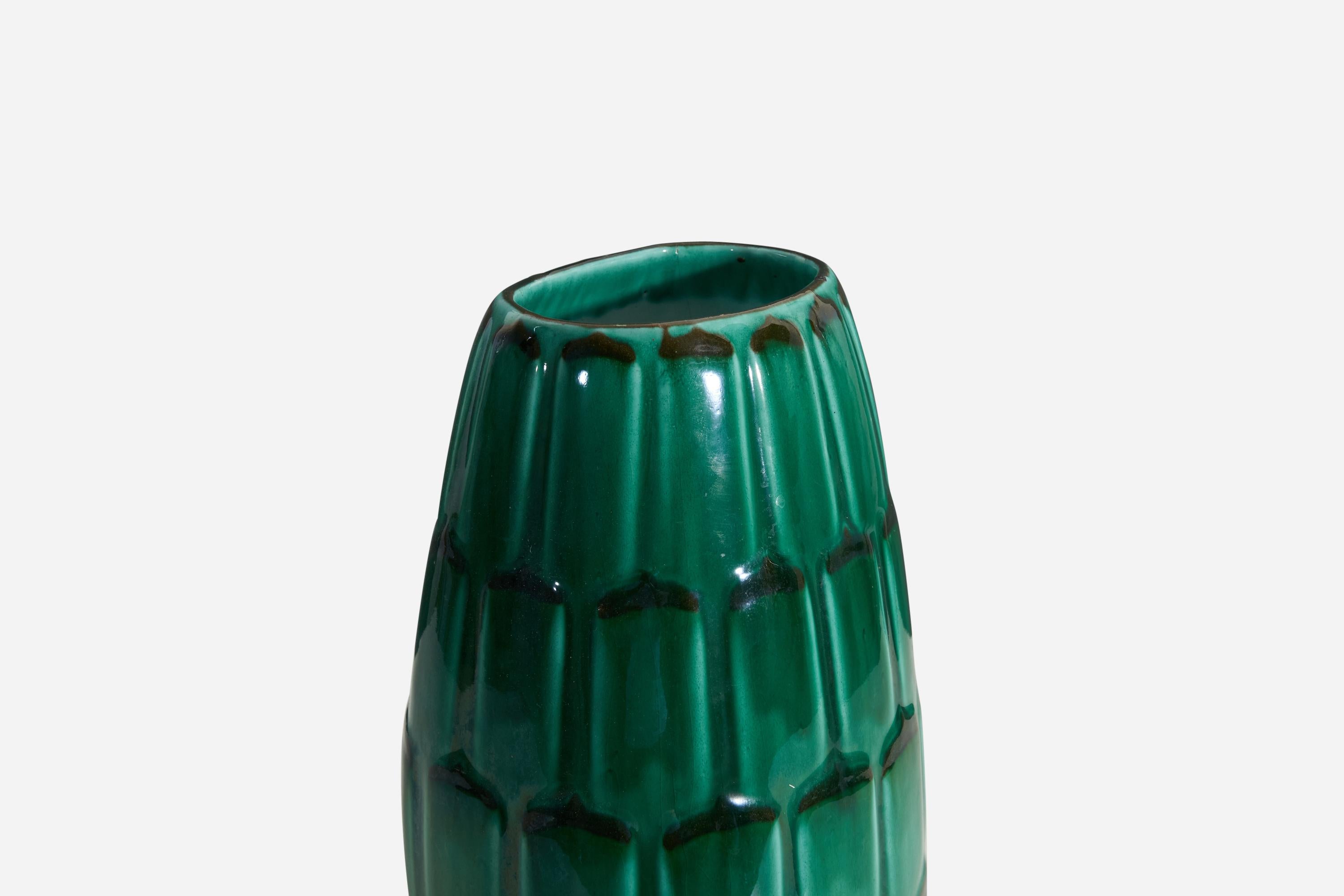 Vase Anna-Lisa Thomson, en faïence émaillée verte, Upsala-Ekeby Suède, années 1940 Bon état - En vente à High Point, NC