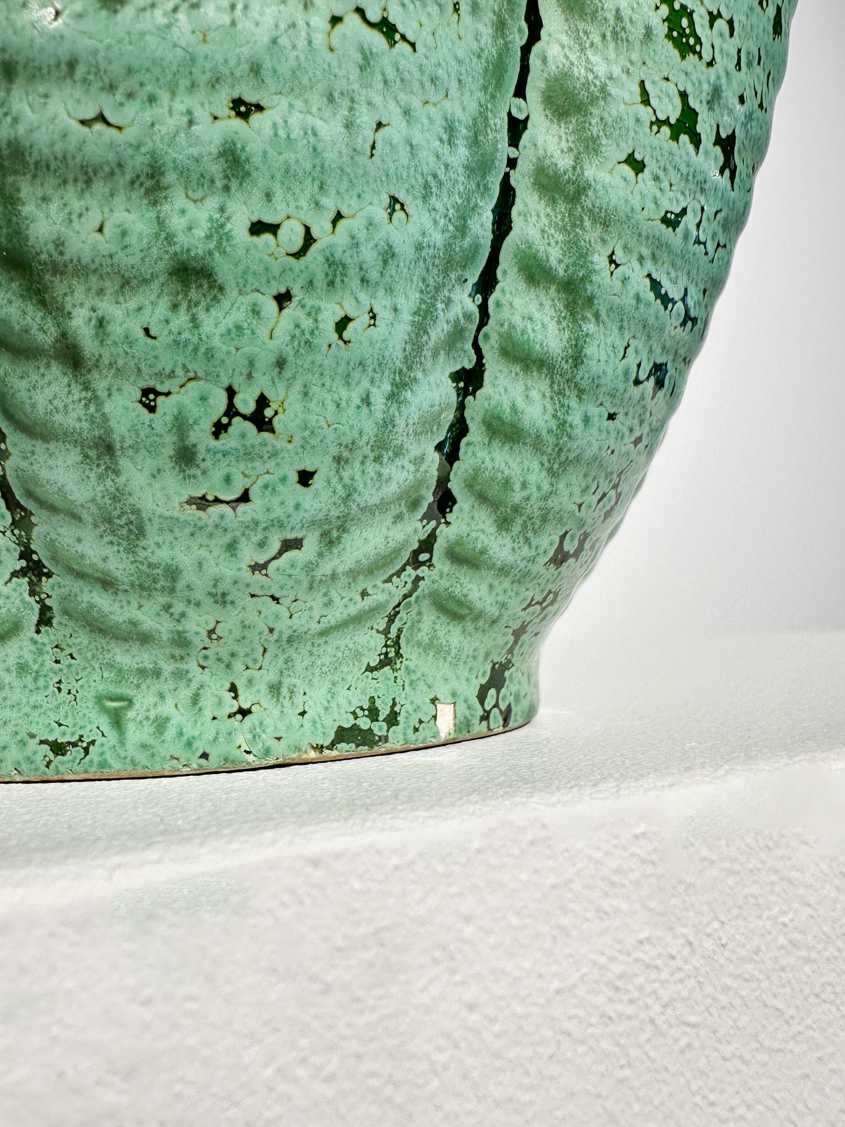 Anna-Lisa Thomson Jarrón Verde Relieve Ekeby Suecia Años 30 en venta 3
