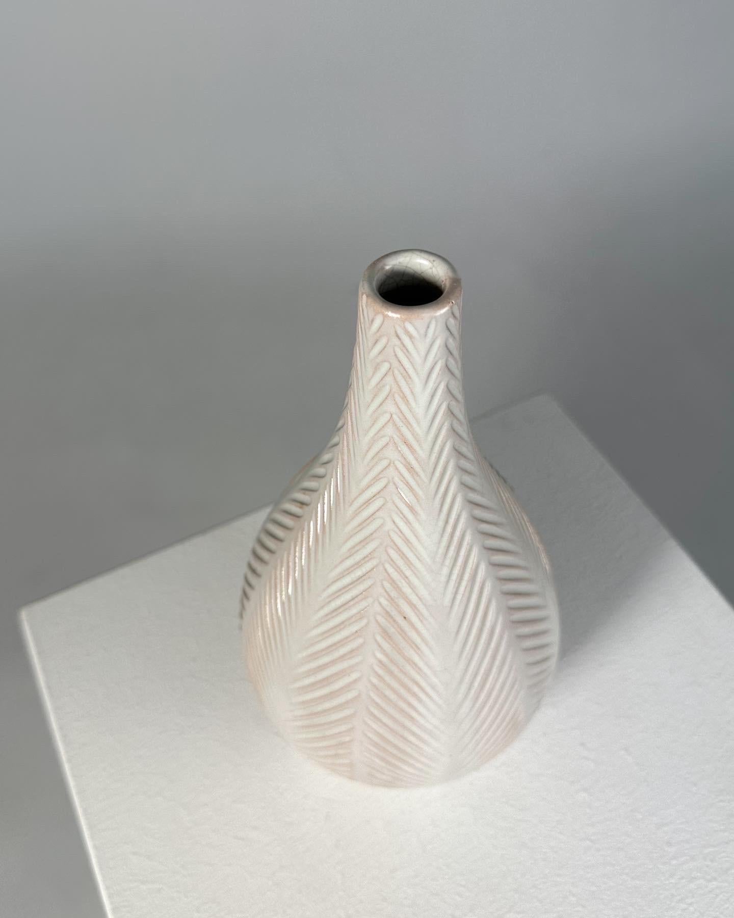 Vase Upsala Ekeby en céramique à motif en relief, Anna Lisa Thomson, Suède, 1937 Bon état - En vente à Basel, BS