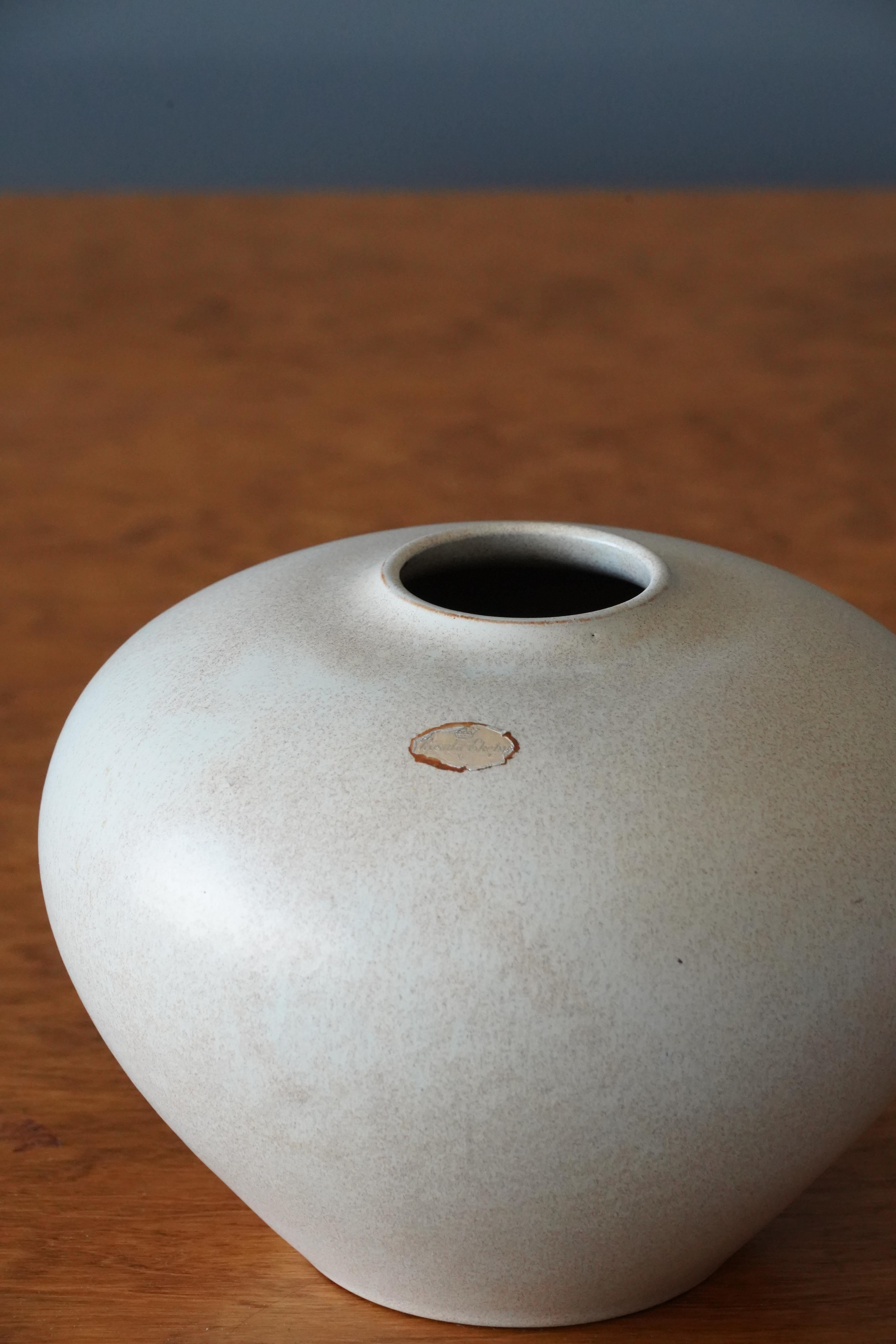 Organic Modern Anna-Lisa Thomson, Vase, White Glazed Ceramic, Upsala-Ekeby, Sweden 1940s