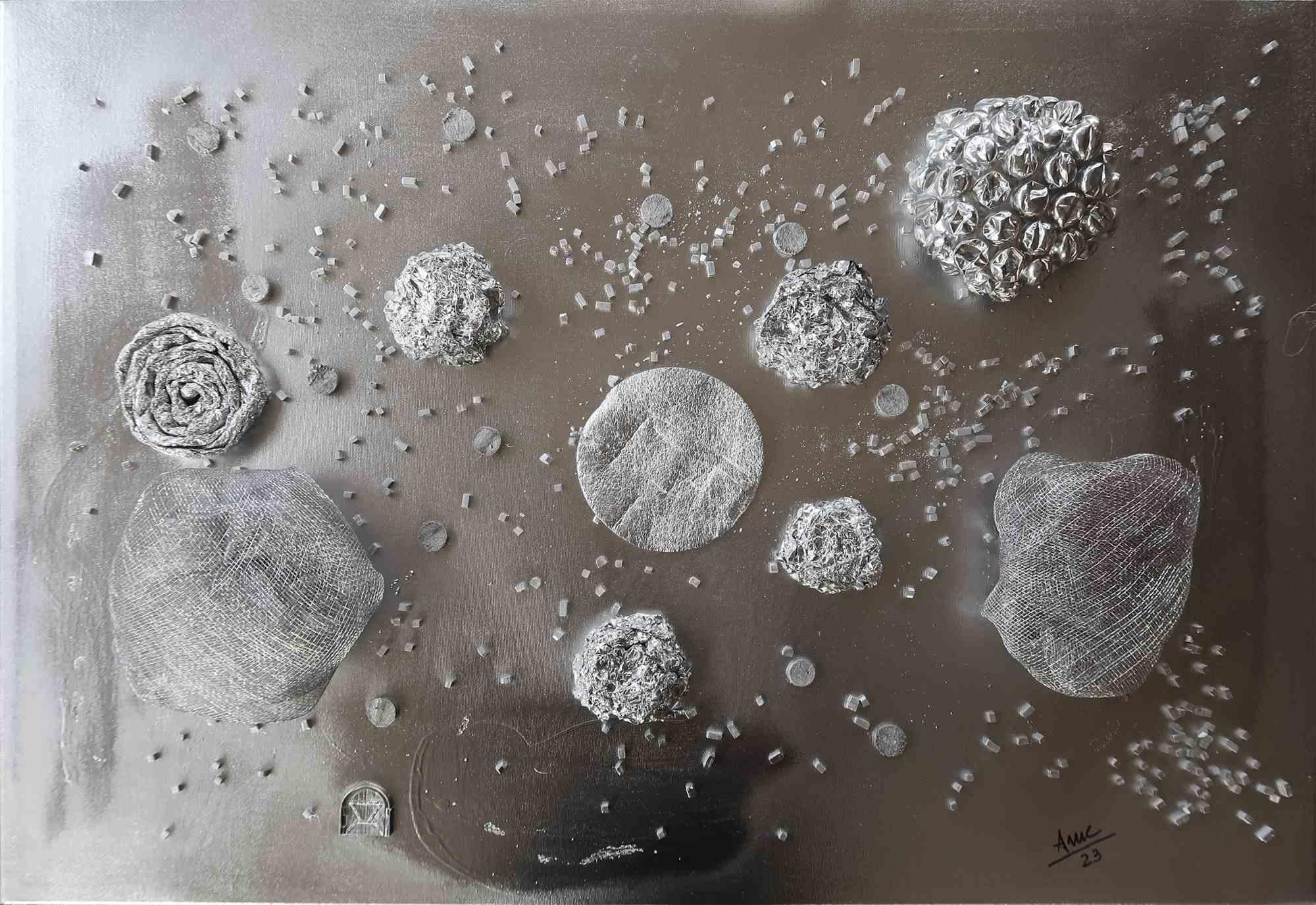 Qu'est-ce que l'univers ? Un millier de millions de lunes écrasantes. Come In. est une peinture fascinante de l'artiste italienne Anna Maria Caboni.

Il représente une version métallique d'une galaxie avec une petite porte ouvrant sur l'infini. La