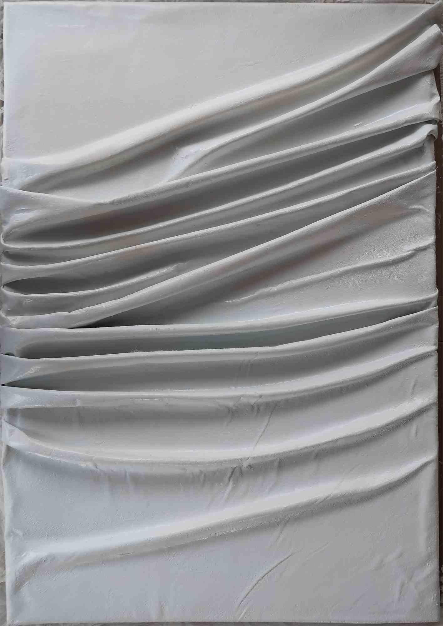 2+3D is an elegant an refined art piece realized by the Italian artist Anna Maria Caboni in 2022.

The drapery wrapping the canvas moves downwards, confering weight and volume to the work. The purpose of the artist is to turn a two-dimensional