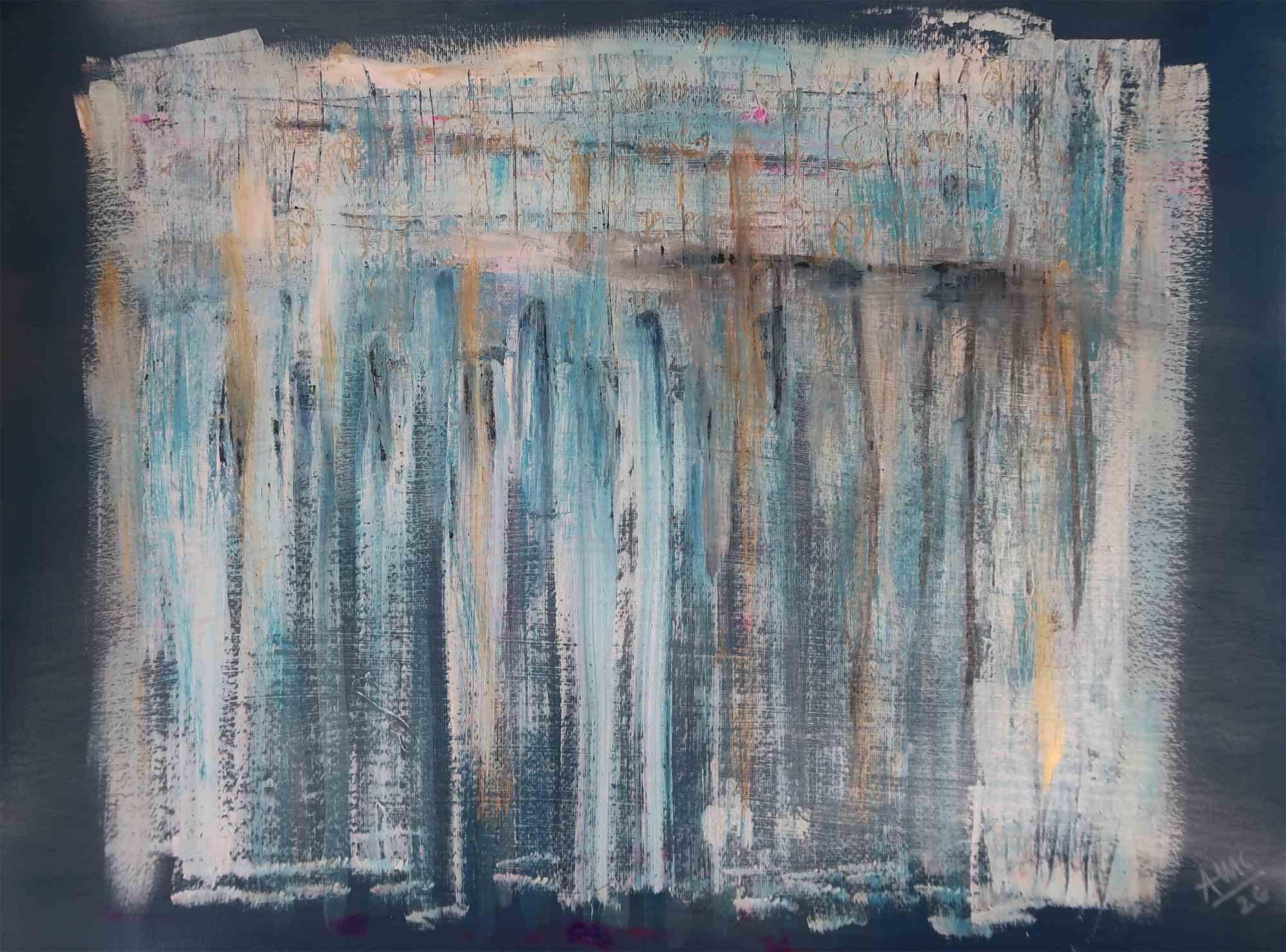 Questo quadro astratto originale di Anna Maria Caboni è definito da una superficie riccamente stratificata e da una tavolozza contemplativa e atmosferica. Passaggi verticali di blu tenui, grigi tenui e caldi accenti neutri scendono a cascata sulla