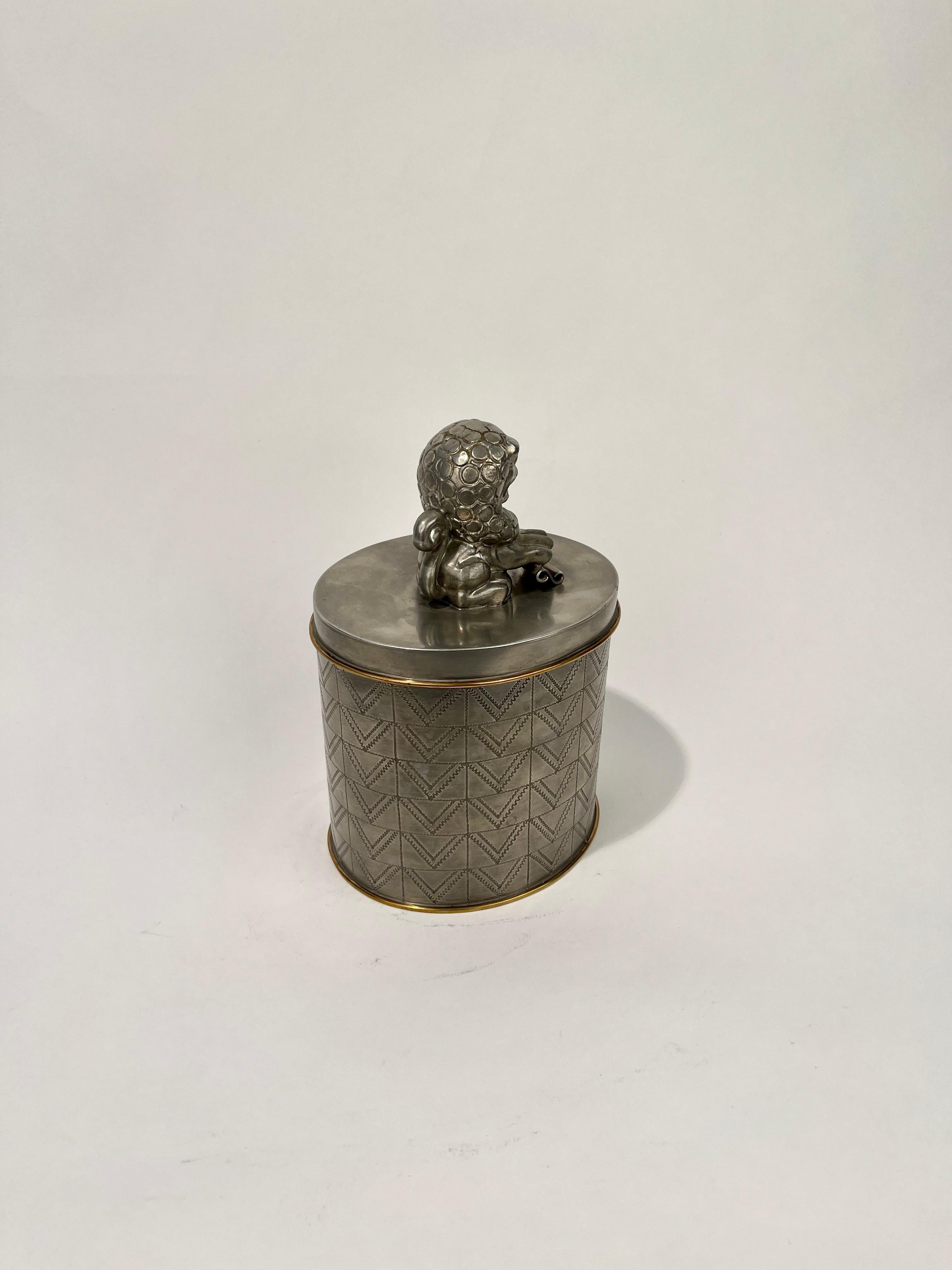 Anna Petrus a conçu une boîte à cigares pour Firma Svenskt Tenn 1928. Modèle 462.  

Anna Petrus était sculpteur et designer au début du 20e siècle. Après sa mort, l'œuvre d'Anna Petrus a été presque oubliée, mais ces dernières années, elle a été