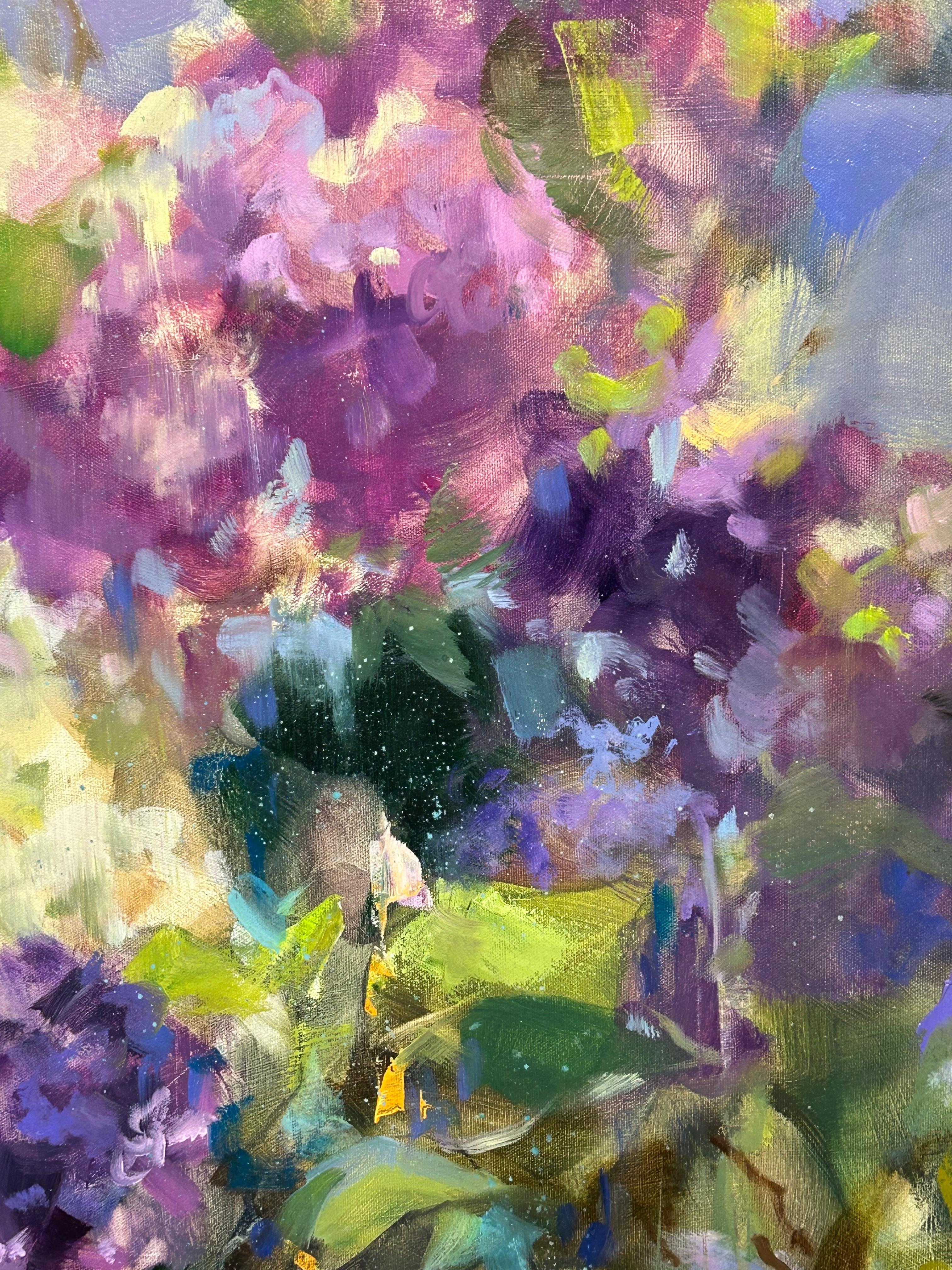 Œuvre originale à l'huile sur toile de l'artiste russo-canadienne Anna Razumovskaya représentant des fleurs violettes de style impressionniste et un vase. Le pinceau doux caractéristique de Razumovskaya est mis en évidence dans cette pièce, créant
