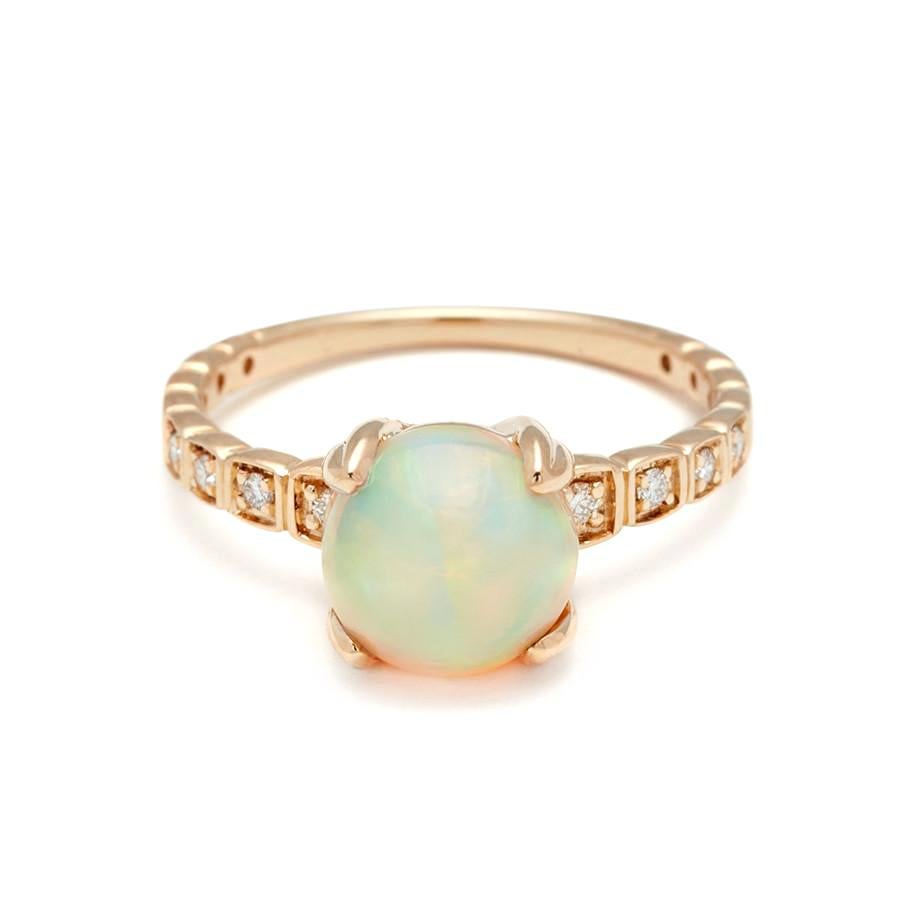 1,53ct (8mm) runder australischer Opal mit 0,15ctw weißen Diamanten in 14k recyceltem Gelb-, Rosé- oder Weißgold.

Bitte beachten Sie, dass Edelsteine natürliche Materialien sind und daher jeder Stein einzigartig ist und in seinem Aussehen von der