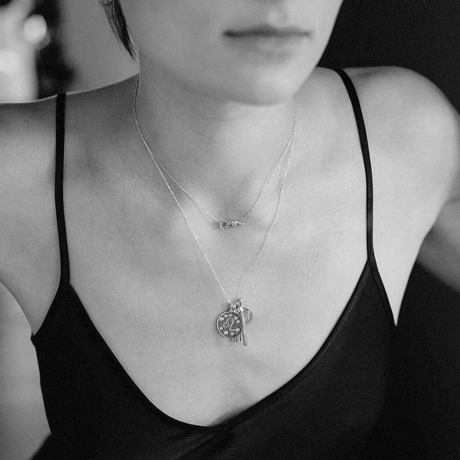 Anna Sheffield Pendentif breloque Leo Constellation en or 14 carats et diamants blancs Neuf - En vente à New York, NY