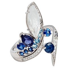 Anna Anna Sheffield Schmetterlingsring mit Saphir, Regenbogen-Mondstein und weißem Diamant