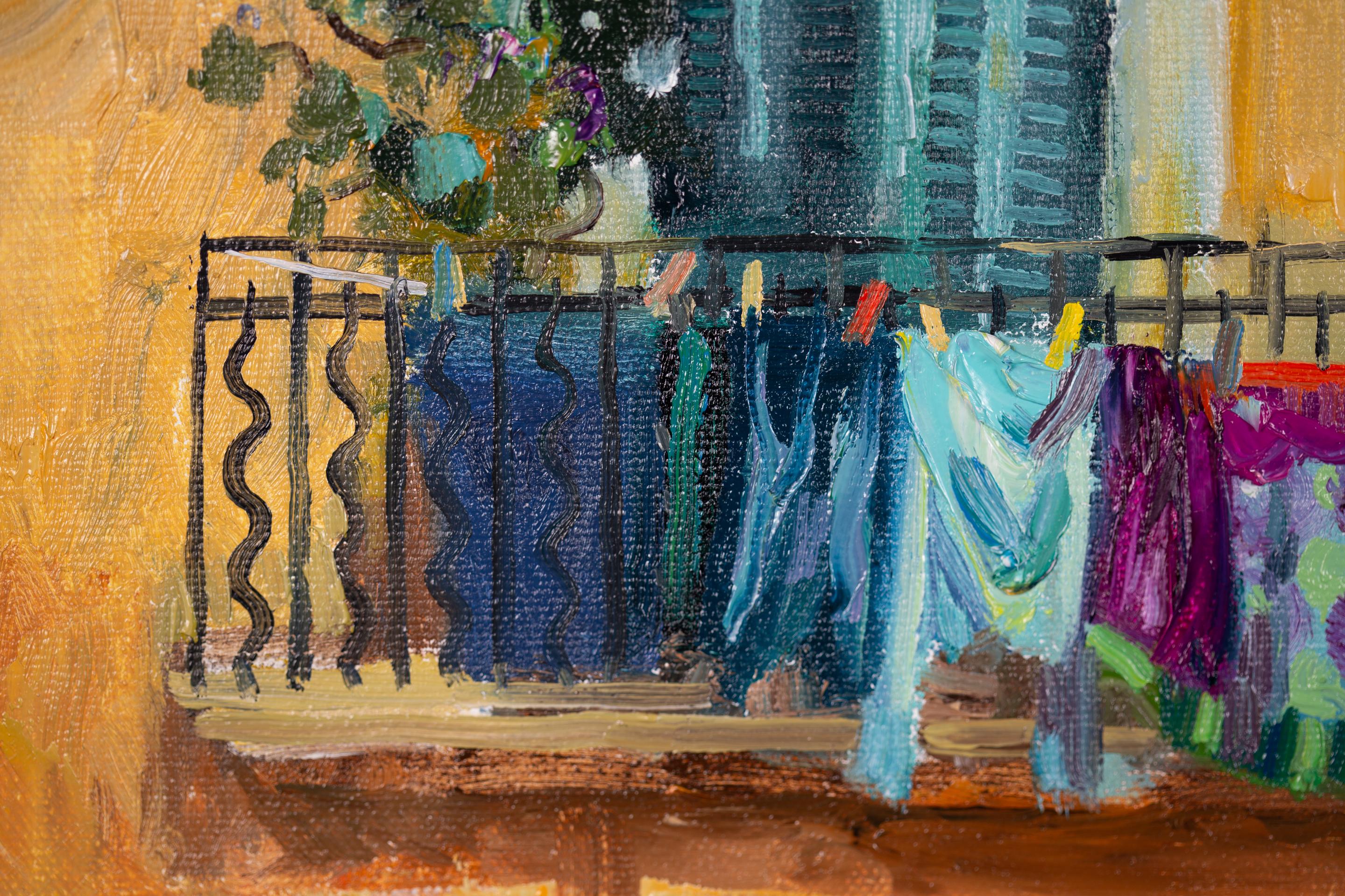 Balcon dans la vieille ville de Vintimille. Italie, jaune, bleu, balcon, mer, été en vente 11