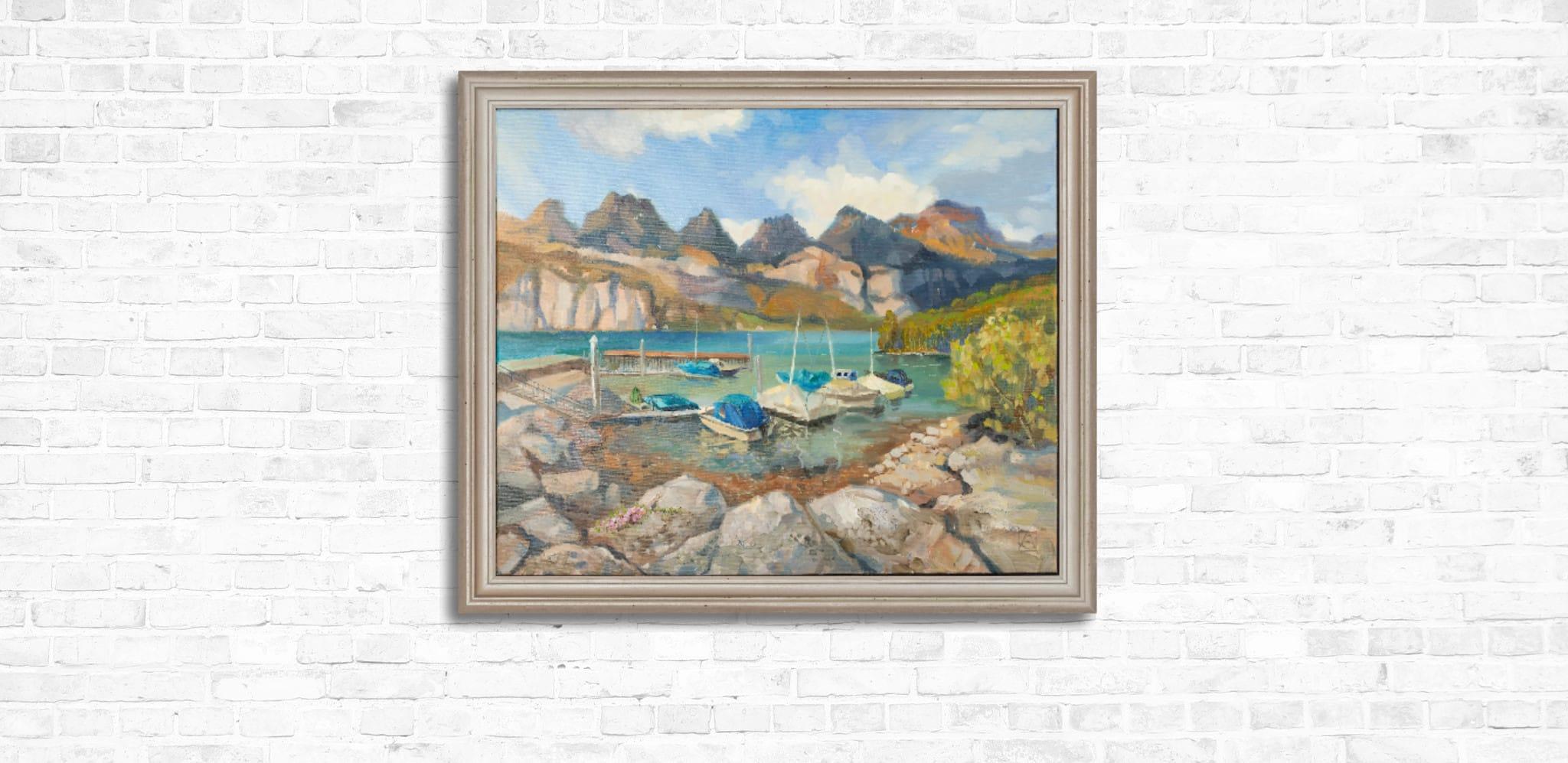 Accogliente porto sul lago Walensee. Svizzera, lago, yacht, orizzontale - Landscape Painting Grigio di Anna Shesterikova