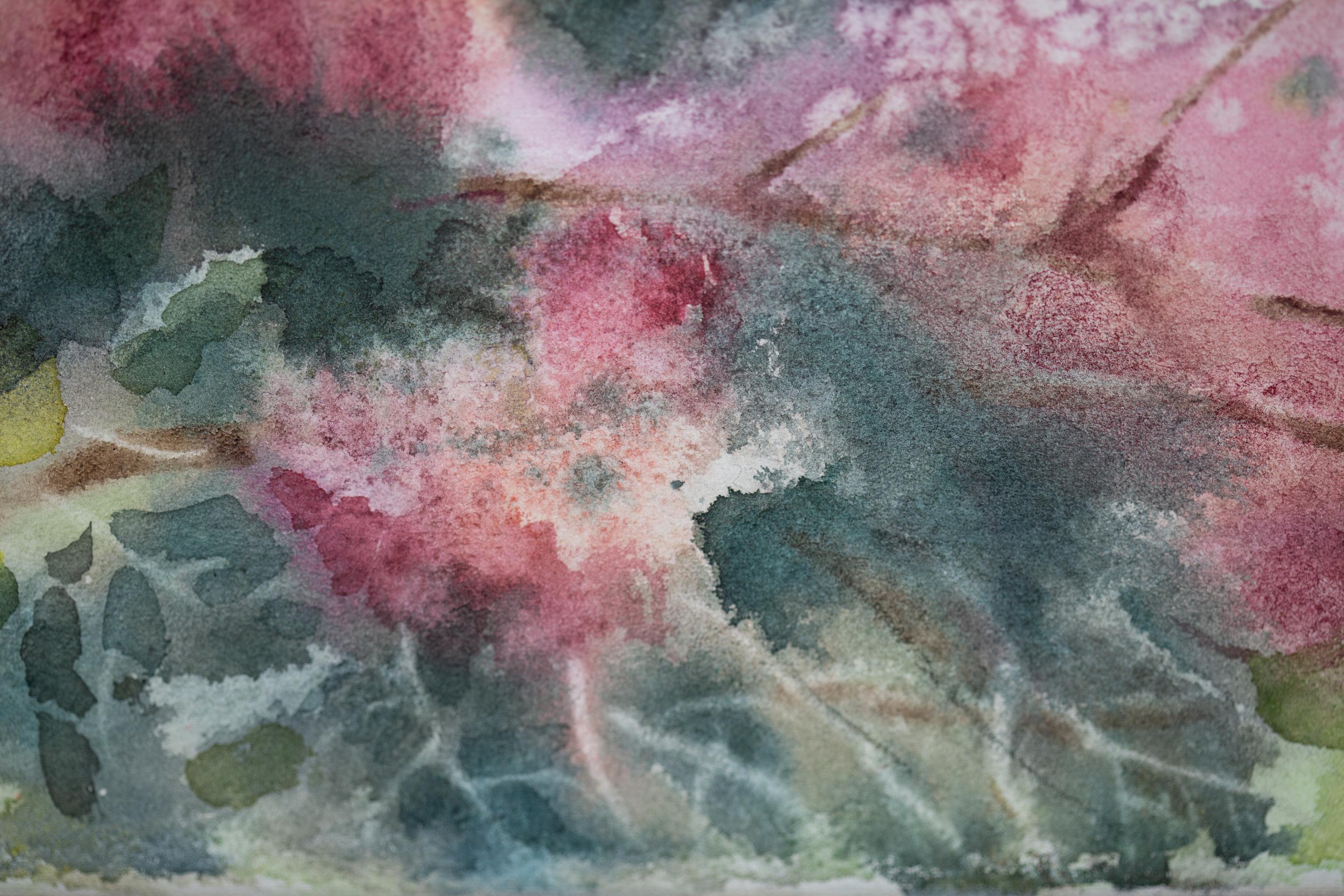 In diesem raffinierten Aquarell vermittelt die Künstlerin den Zauber des Frühlingserwachens der Natur inmitten der Berglandschaften. Die zarten fliederrosa Blütenstände des wilden Flieders lösen sich im Dunst des hellen Himmels und des Laubes auf