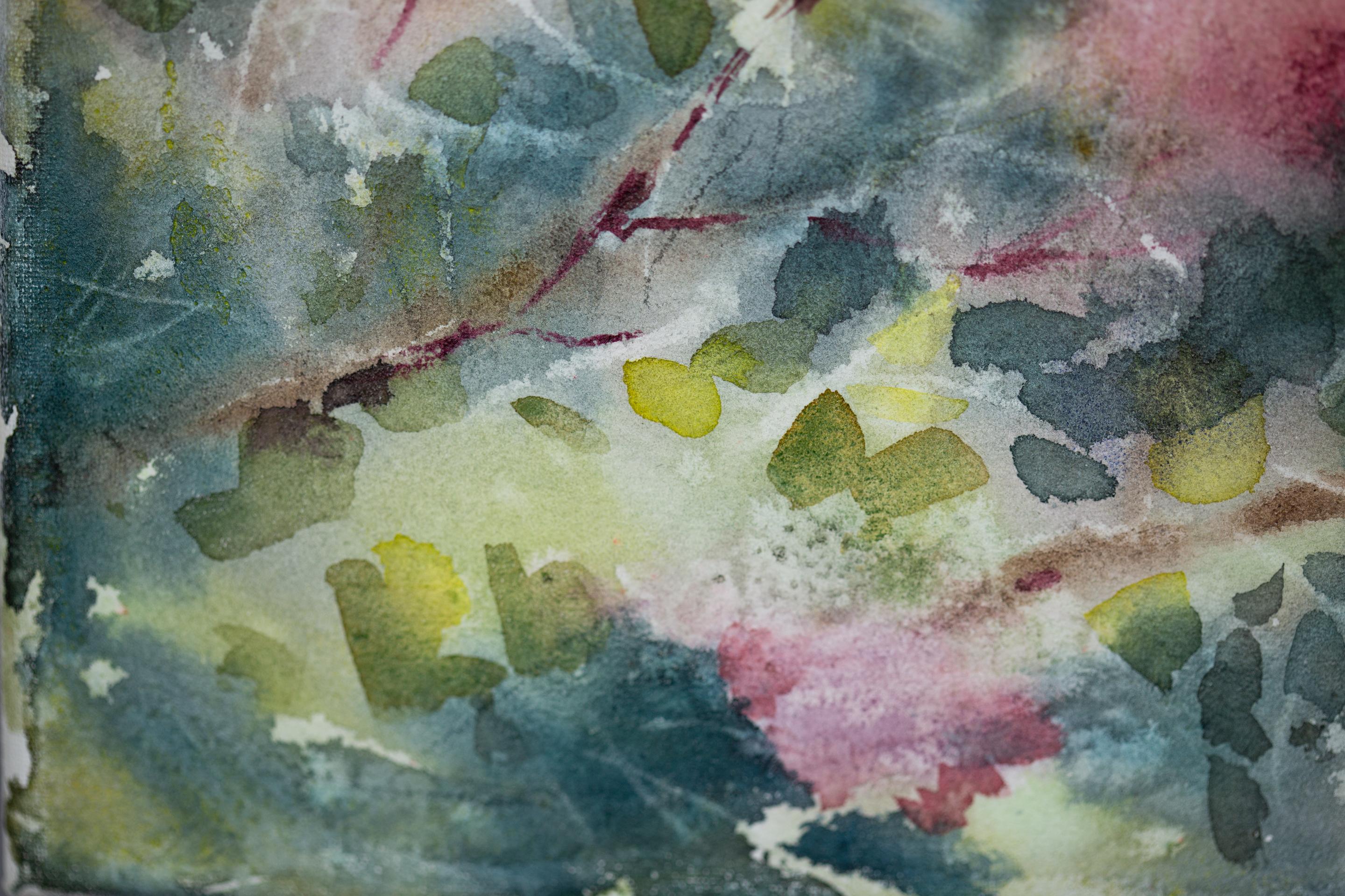 Flieder in den Bergen. Vertikal, Aquarell, Blumen, Landschaft, helle Töne im Angebot 1