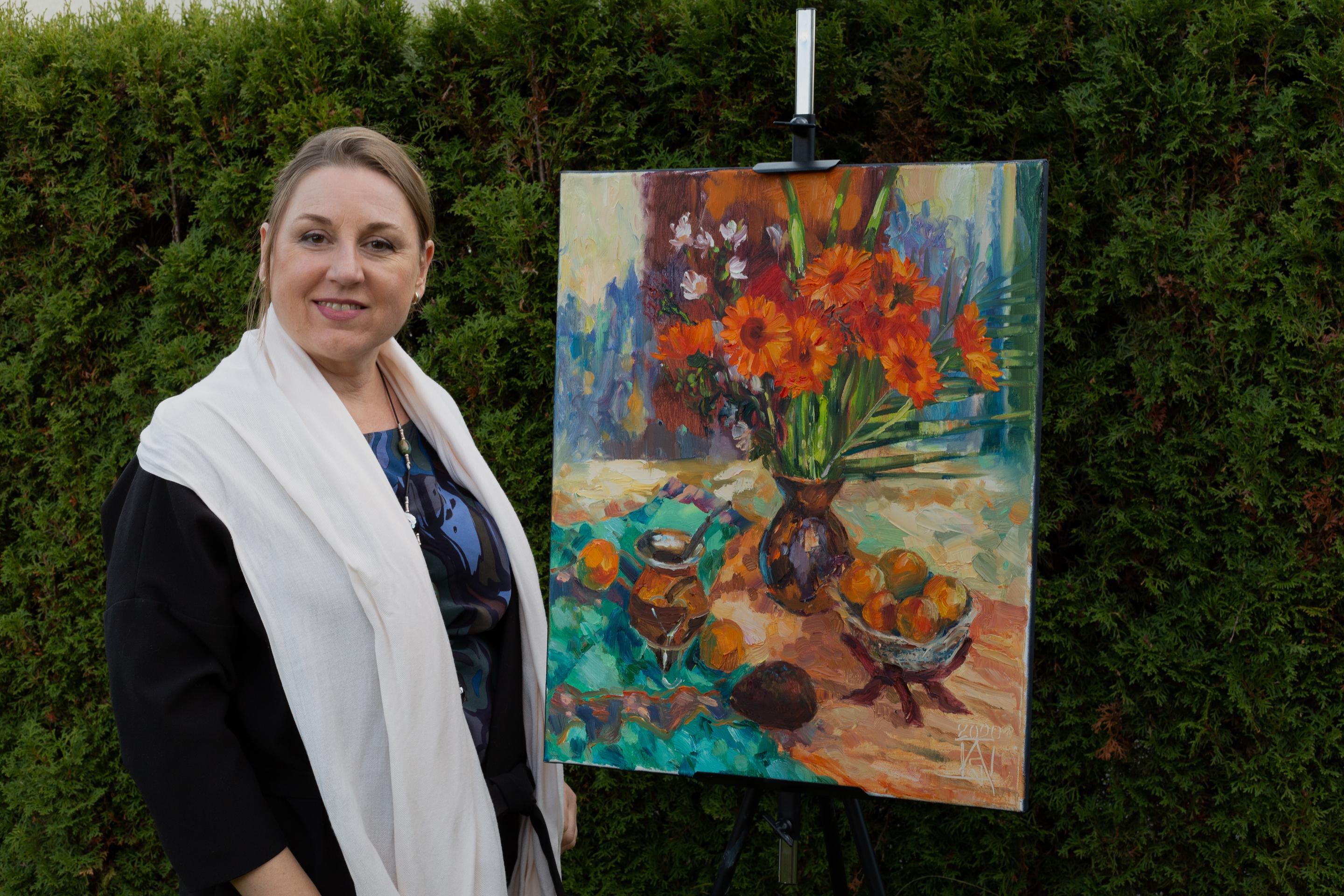 Stato d'animo arancione. Natura morta con fiori, verticale, pronta da appendere, artSgallery - Still-Life Painting Arancia di Anna Shesterikova