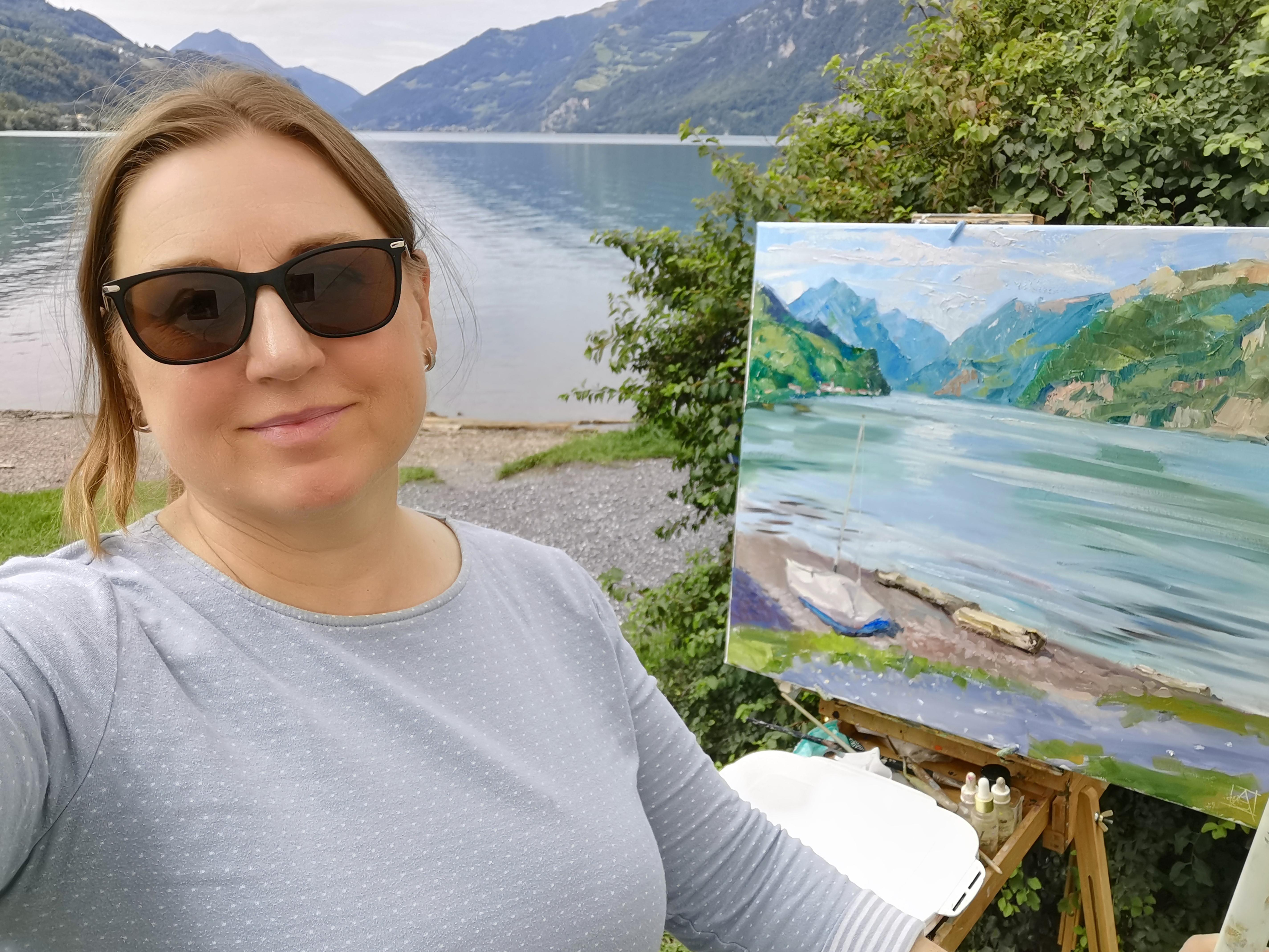 Ruhe am SHORE.  Horizontal, See, Berge, Boot, blau (Grau), Landscape Painting, von Anna Shesterikova