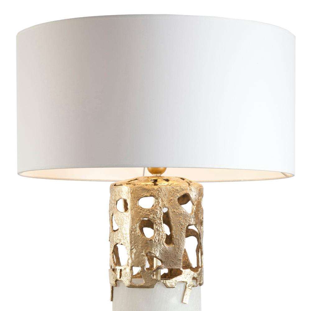 Lámpara de sobremesa Anna de bronce macizo
Estructura en acabado dorado con piedra selenita. 
1 Bombilla, portalámparas tipo E27, 220V. Bombilla no incluida.
Dimensiones de la base: Diámetro 20cmxAl53cm.
Dimensiones de la pantalla: Diámetro