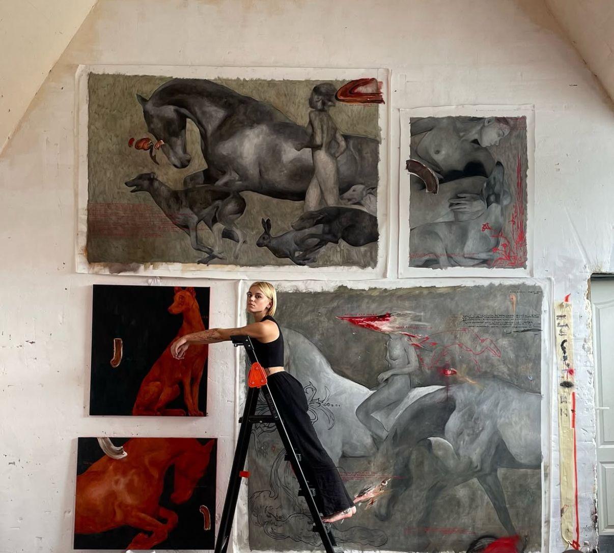 CONTEMPORARY ABSTRACT Tiere Dunkelrot Text Ukranian Künstlerin Anna Veriki 2024 im Angebot 6