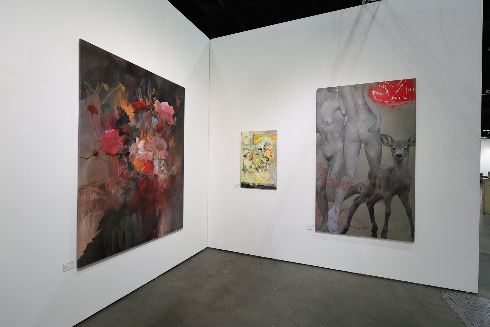 Grande femme mythique nue et cerf, peinture à l'huile surréaliste en gris, blanc,  Rouge - Gris Animal Painting par Anna Veriki
