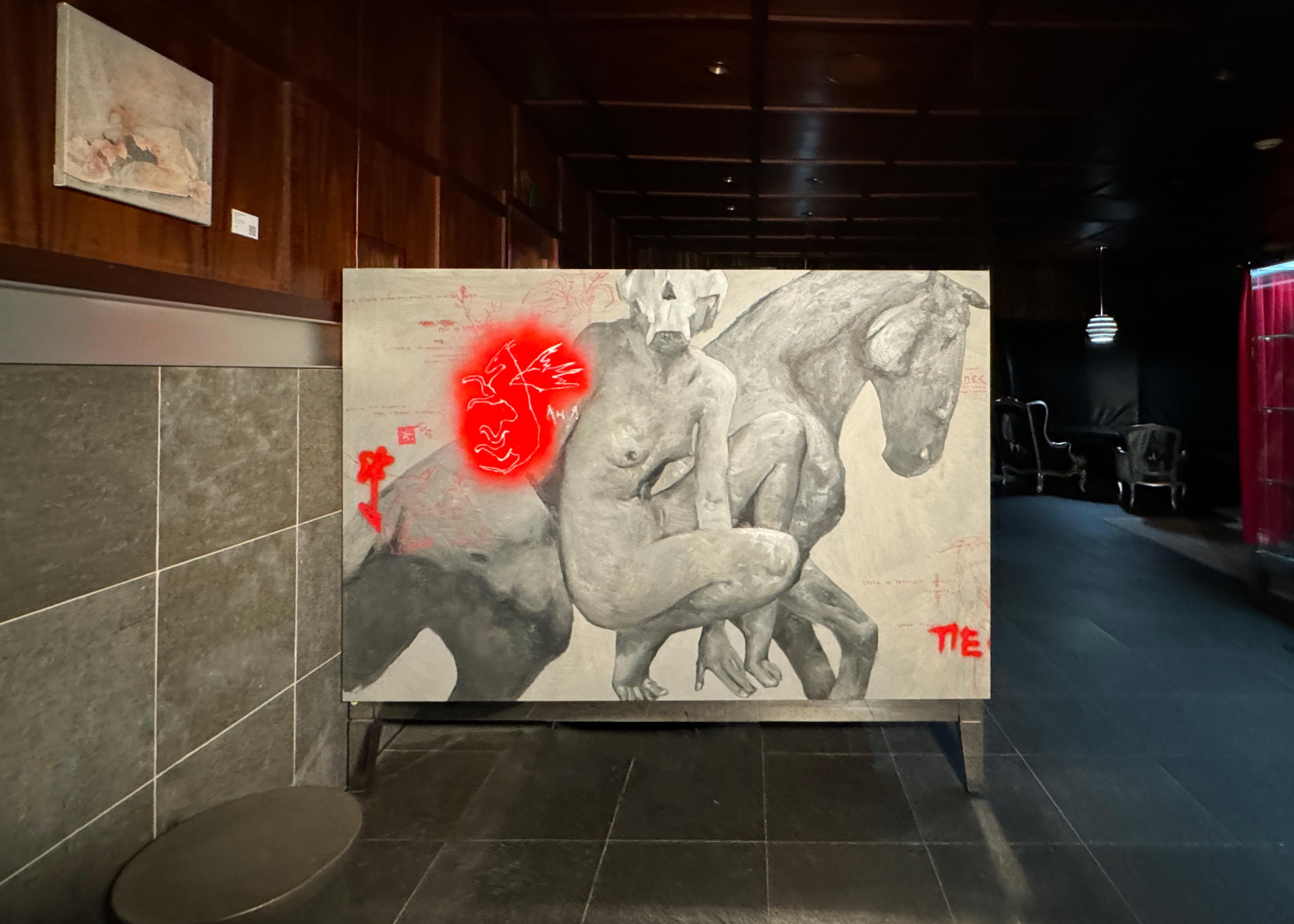 Grand nu mythique femme et cheval, peinture à l'huile surréaliste en gris, blanc,  Rouge - Gris Nude Painting par Anna Veriki