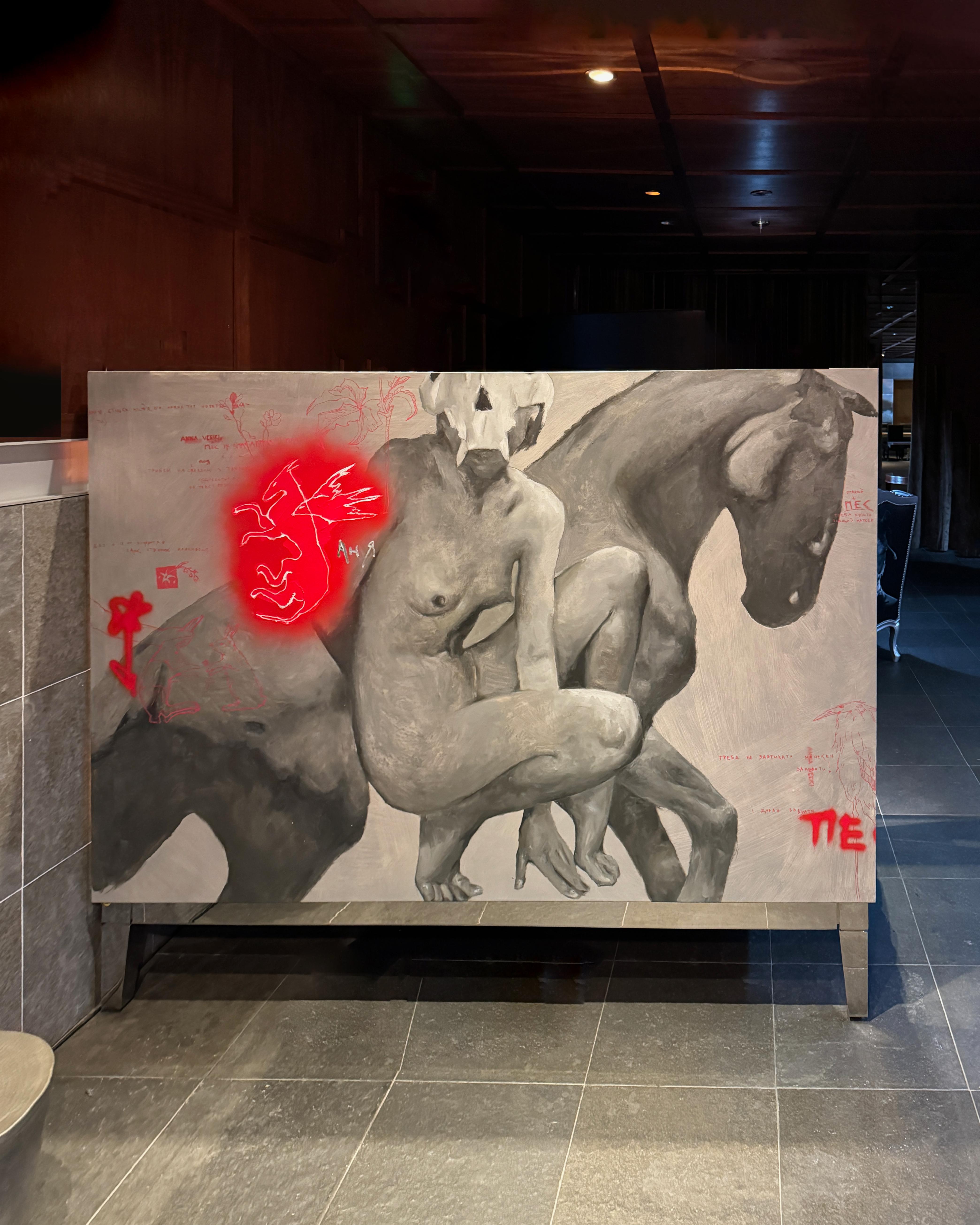 Huile sur toile puissante et symbolique de la remarquable série Running d'Anna Veriki, The Dog Does Not Fly But Has Wings (2023) fusionne l'énergie primitive et l'expression surréaliste. Une figure féminine nue, rendue dans des tons noirs et gris,