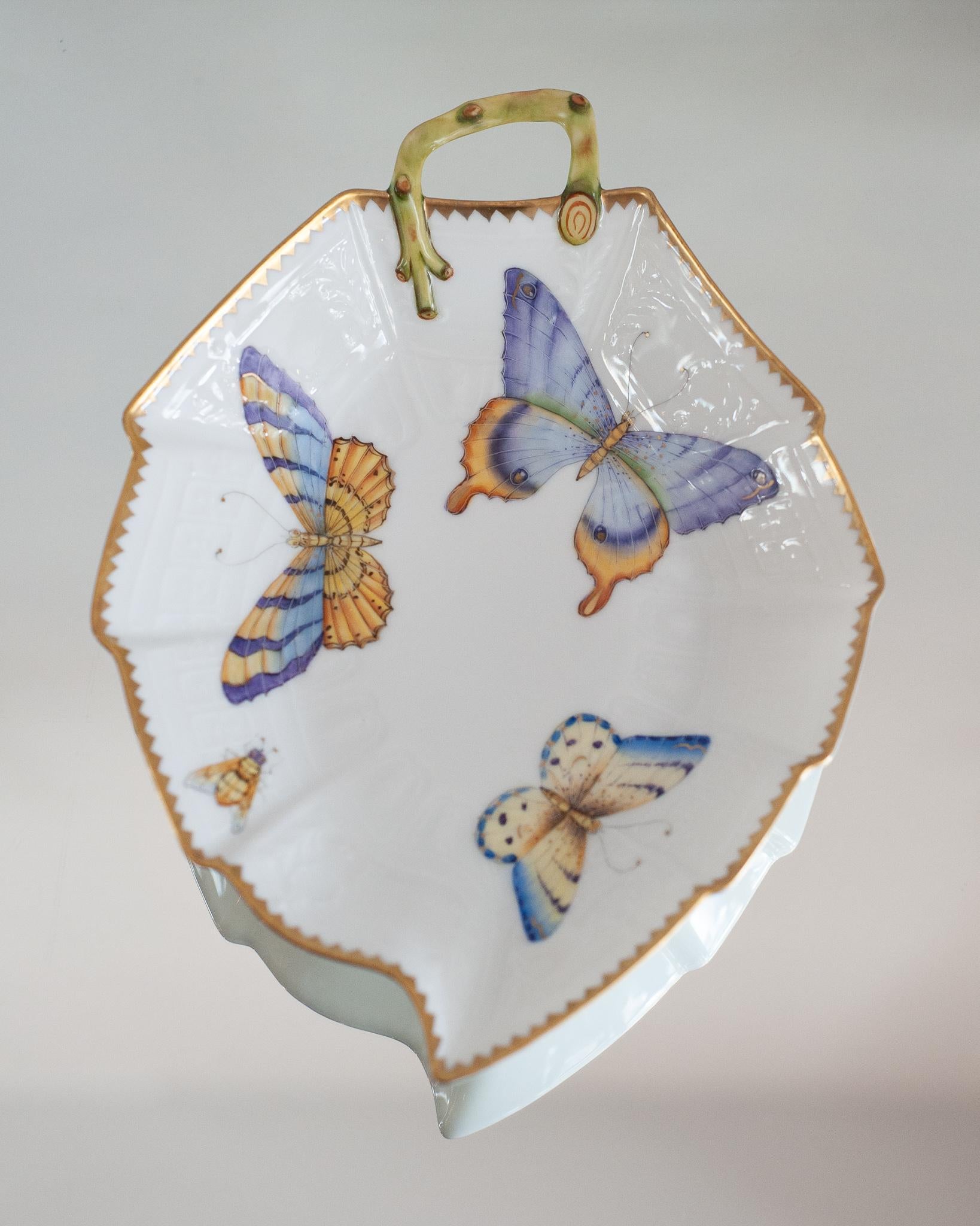 Un magnifique plateau de service en forme de feuille peint à la main avec poignée, par Anna Weatherley Designs. Anna Weatherley conçoit et produit de la porcelaine botanique fine peinte à la main en Hongrie depuis 30 ans.