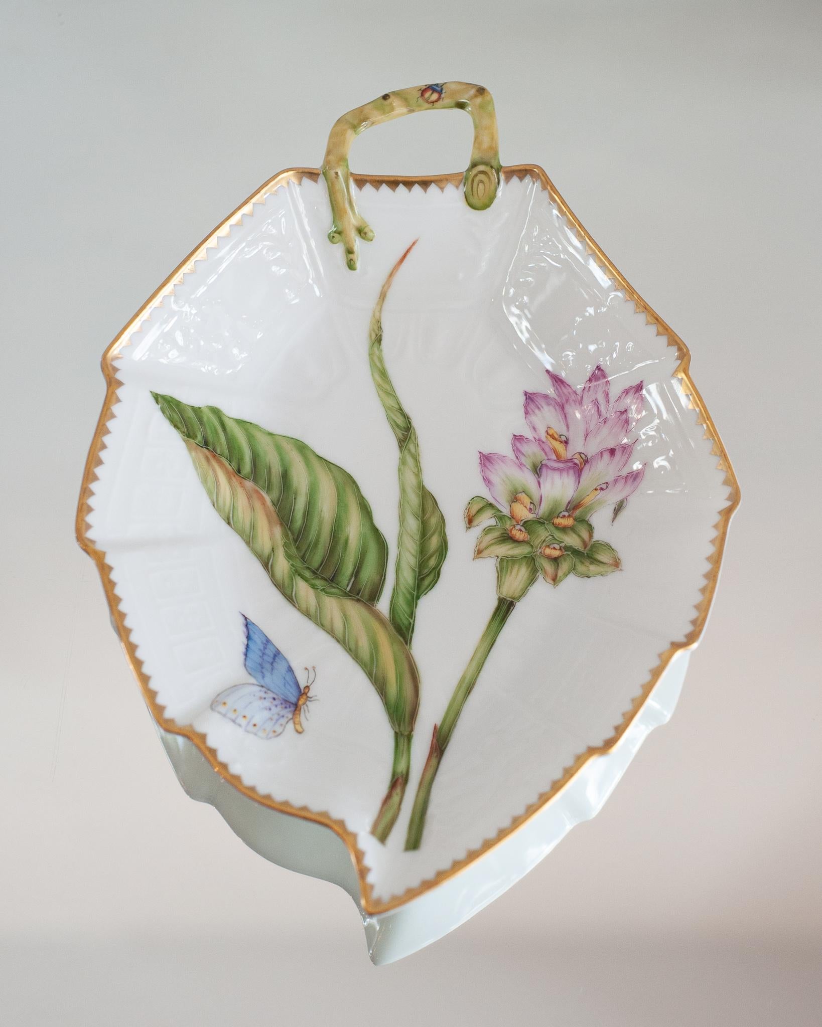 Un magnifique plateau de service en forme de feuille peint à la main avec poignée, par Anna Weatherley Designs. Anna Weatherley conçoit et produit de la porcelaine botanique fine peinte à la main en Hongrie depuis 30 ans.