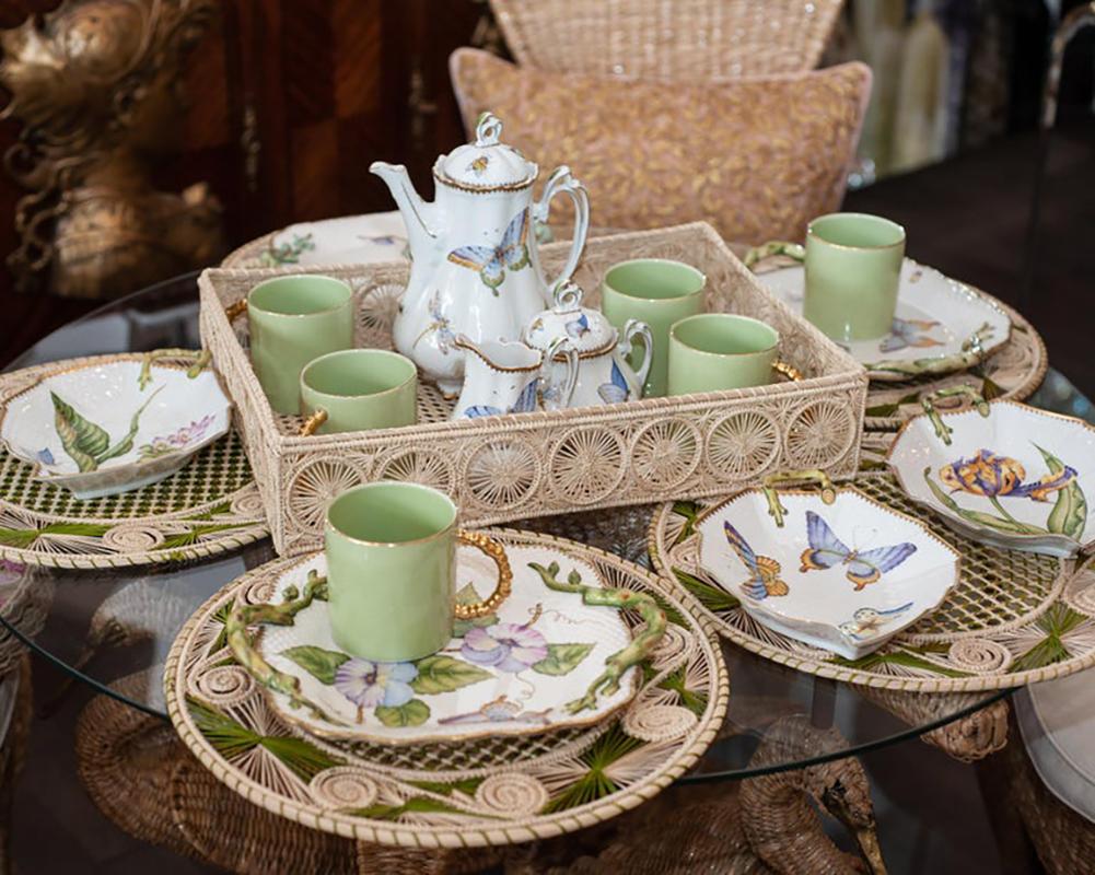 Magnifique plateau de service en forme de feuille, peint à la main et muni d'une poignée, par Anna Weatherley Designs. Depuis 30 ans, Anna Weatherley Designs produit de la porcelaine botanique peinte à la main en Hongrie.