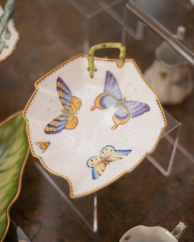 Peint à la main Anna Weatherley Designs Plateau en forme de feuille peint à la main avec poignée en vente
