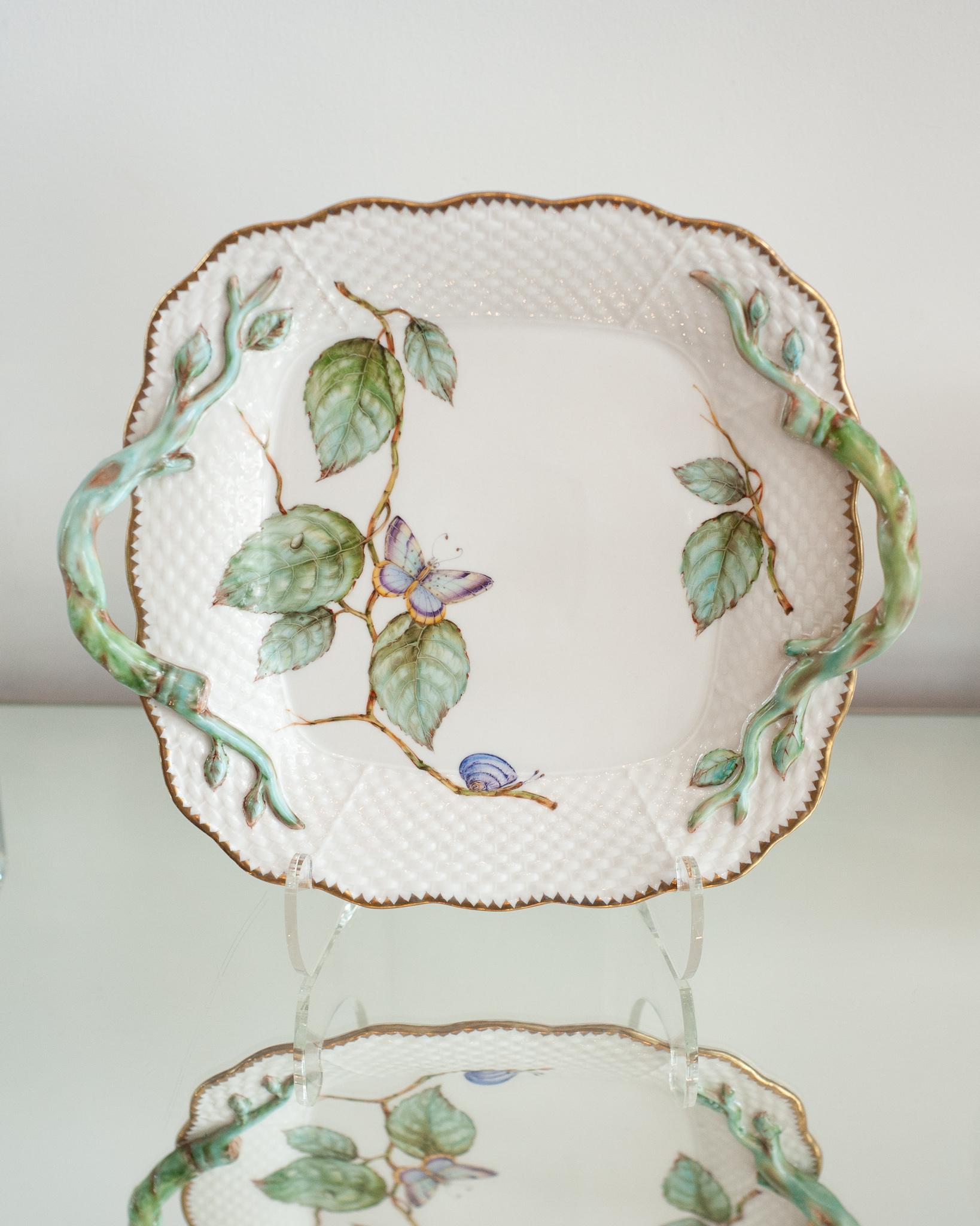 Ein schönes, handbemaltes, quadratisches Serviertablett mit Griffen von Anna Weatherley Designs. Anna Weatherley entwirft und produziert seit 30 Jahren feines botanisches handbemaltes Porzellan in Ungarn.