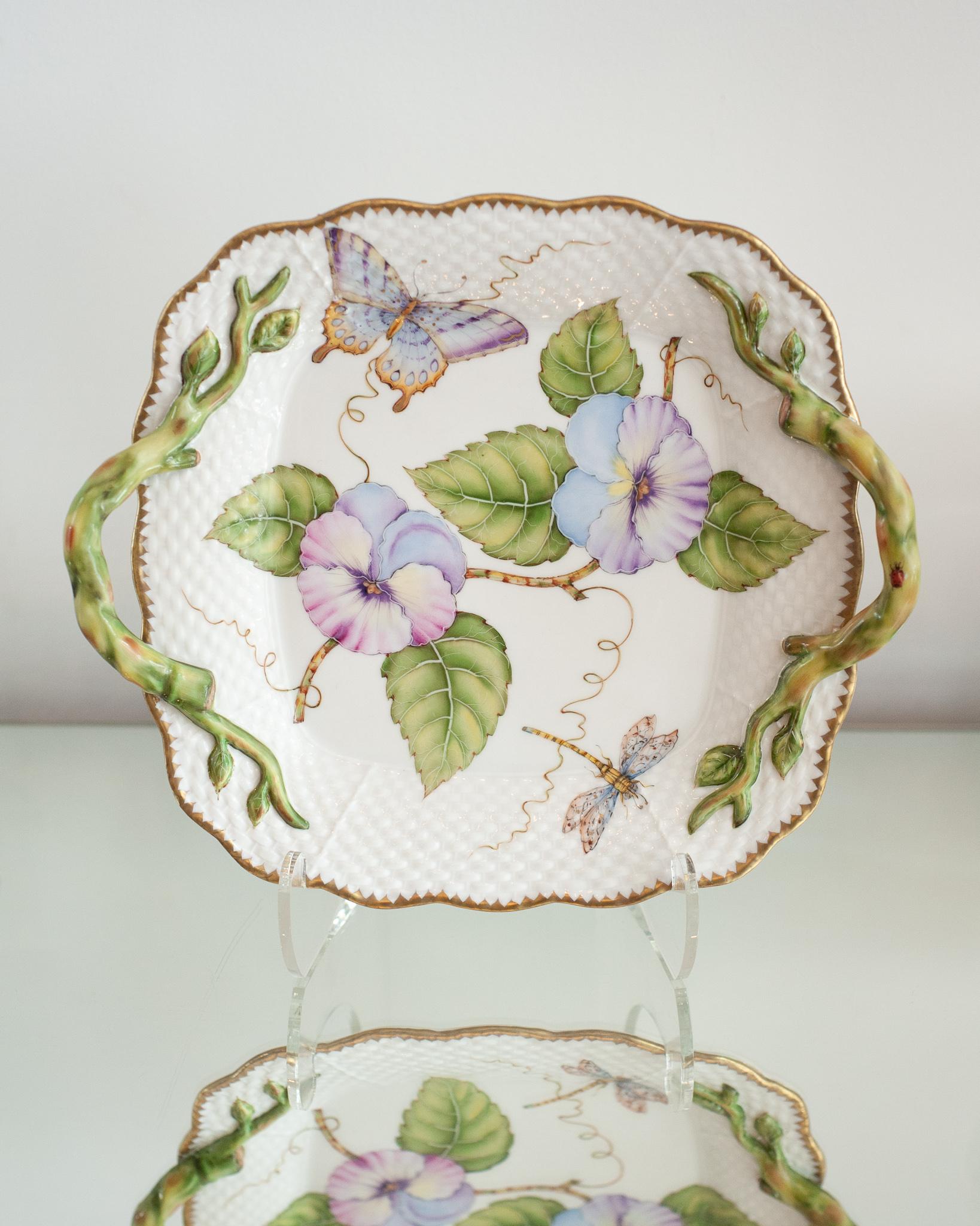 Ein schönes, handbemaltes, quadratisches Serviertablett mit Griffen von Anna Weatherley Designs. Anna Weatherley entwirft und produziert seit 30 Jahren feines botanisches handbemaltes Porzellan in Ungarn.