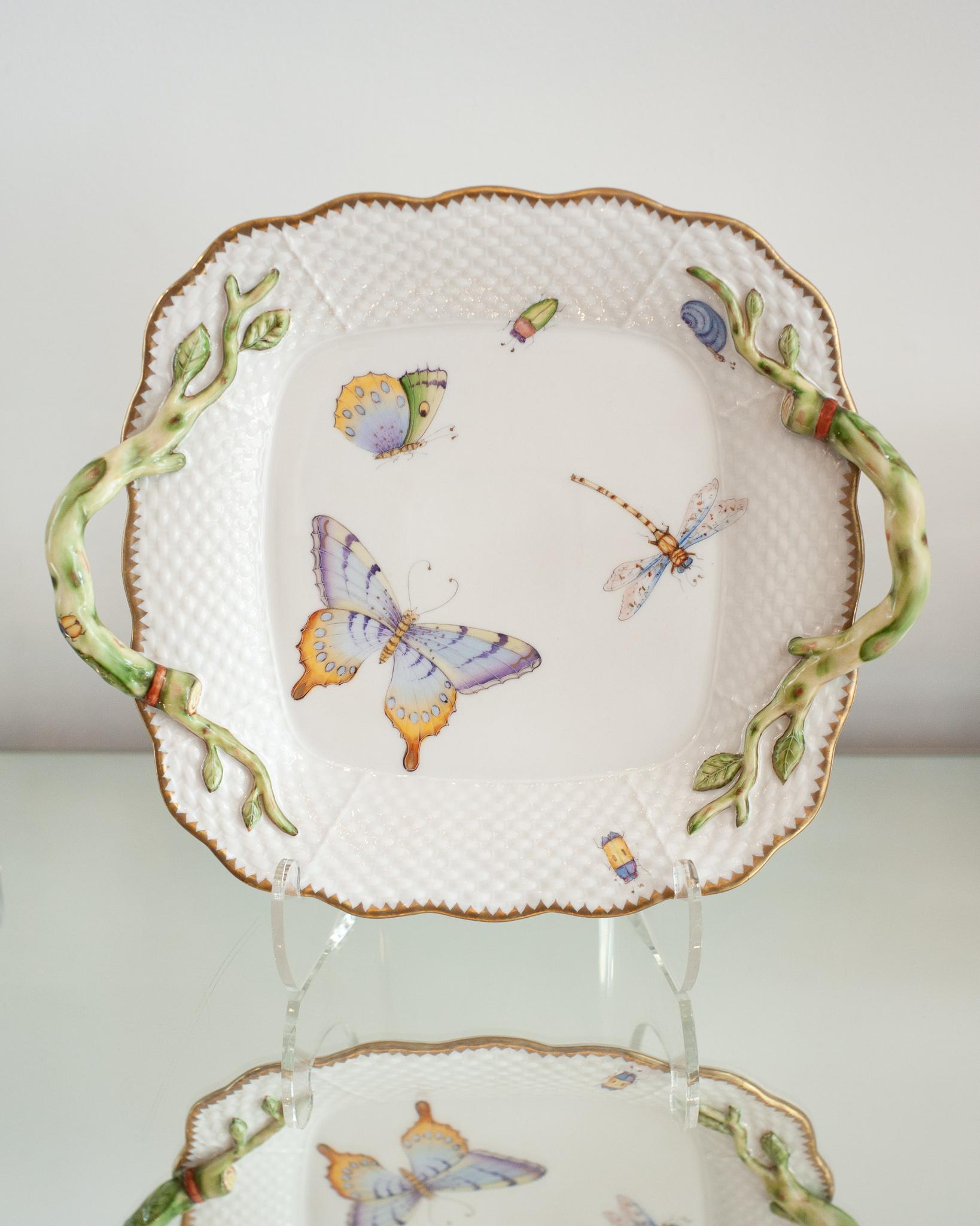Preciosa bandeja cuadrada pintada a mano con asas, de Anna Weatherley Designs. Anna Weatherley lleva 30 años diseñando y produciendo en Hungría porcelana fina botánica pintada a mano.