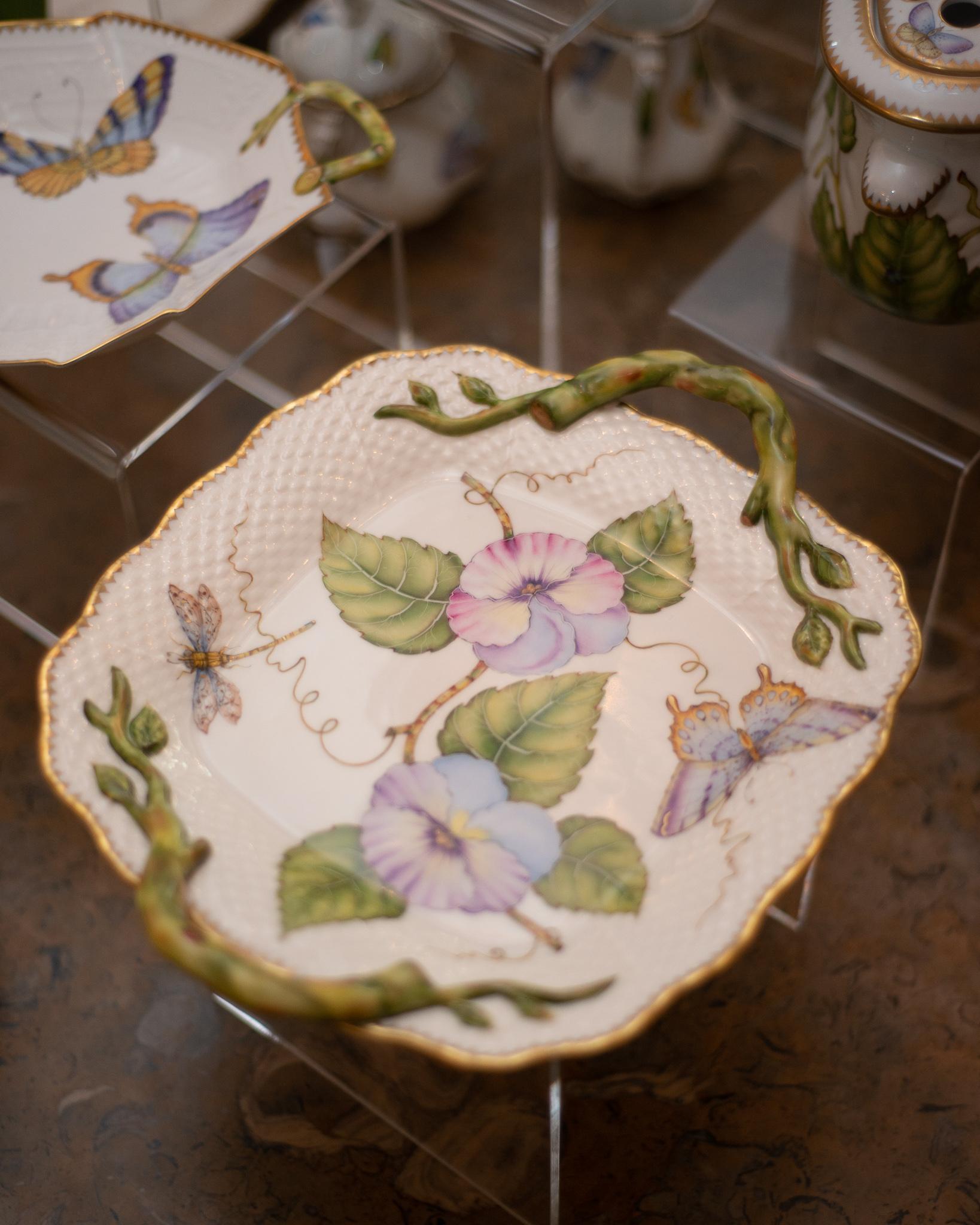 Anna Weatherley Designs, handbemaltes Serviertablett mit Griffen (Handbemalt) im Angebot